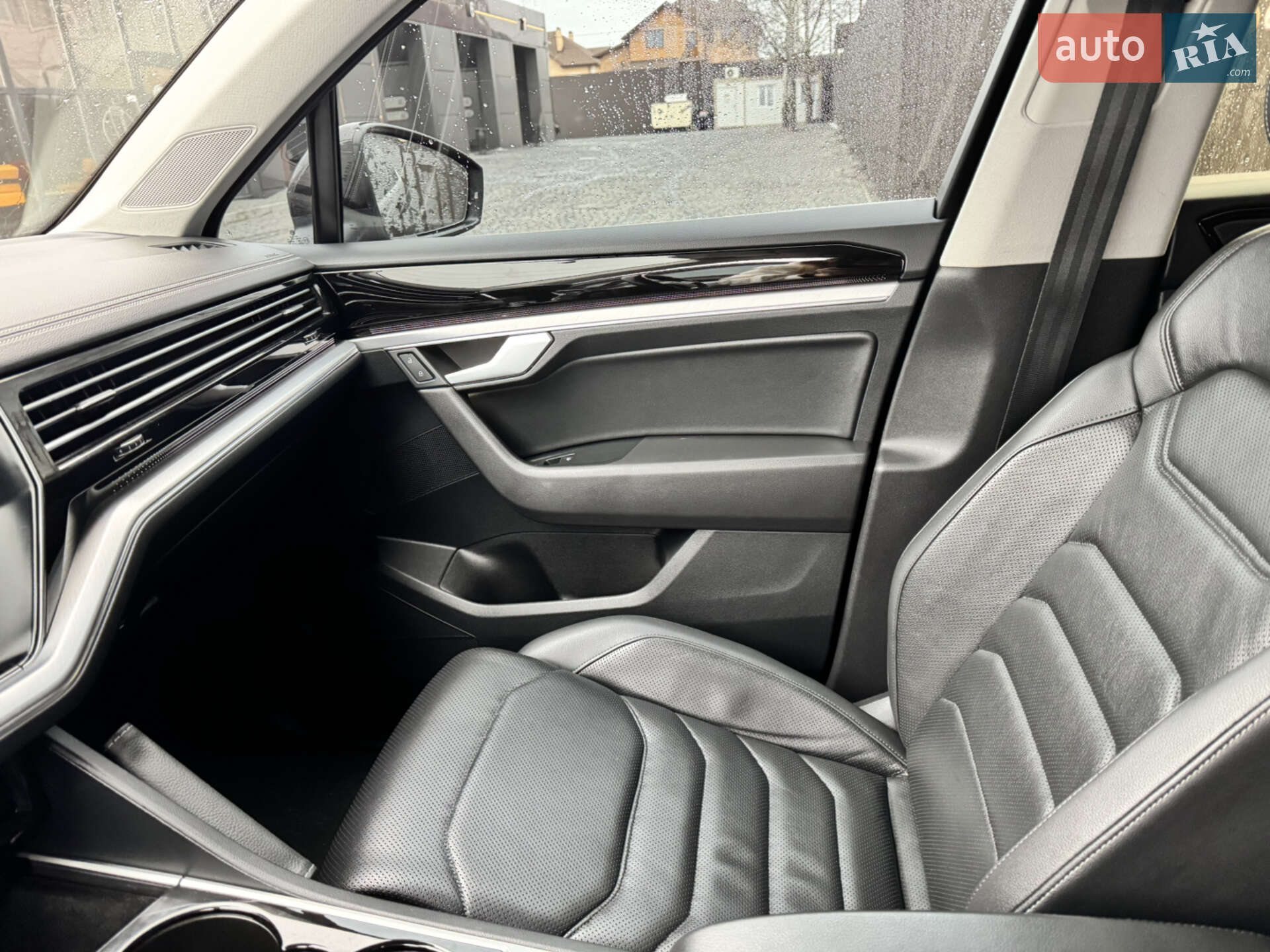 Volkswagen Touareg 2018 VIN WVGZZZCRZJD002084 фото оголошення 32 з 60