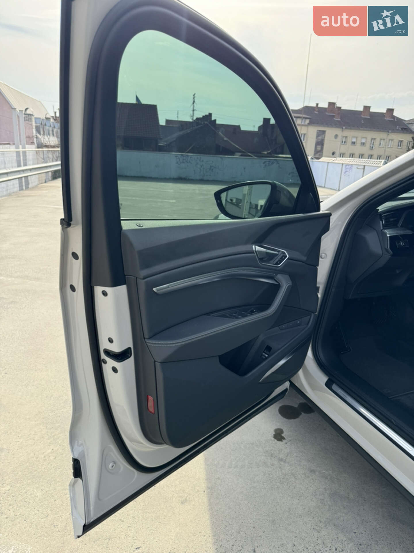 Audi e-tron 2020 VIN WA1LABGE2MB011318 фото оголошення 4 з 38