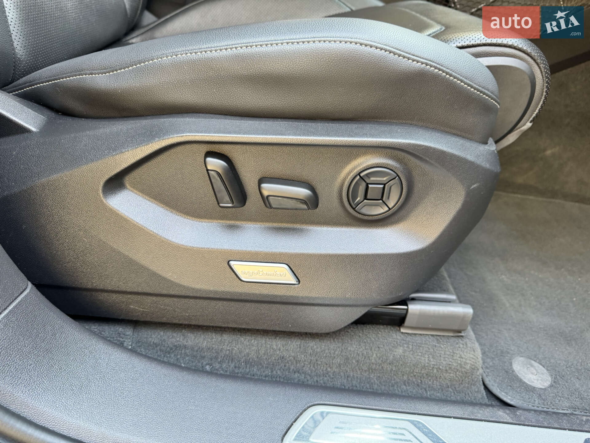 Volkswagen Touareg 2018 VIN WVGZZZCRZJD002084 фото оголошення 7 з 37