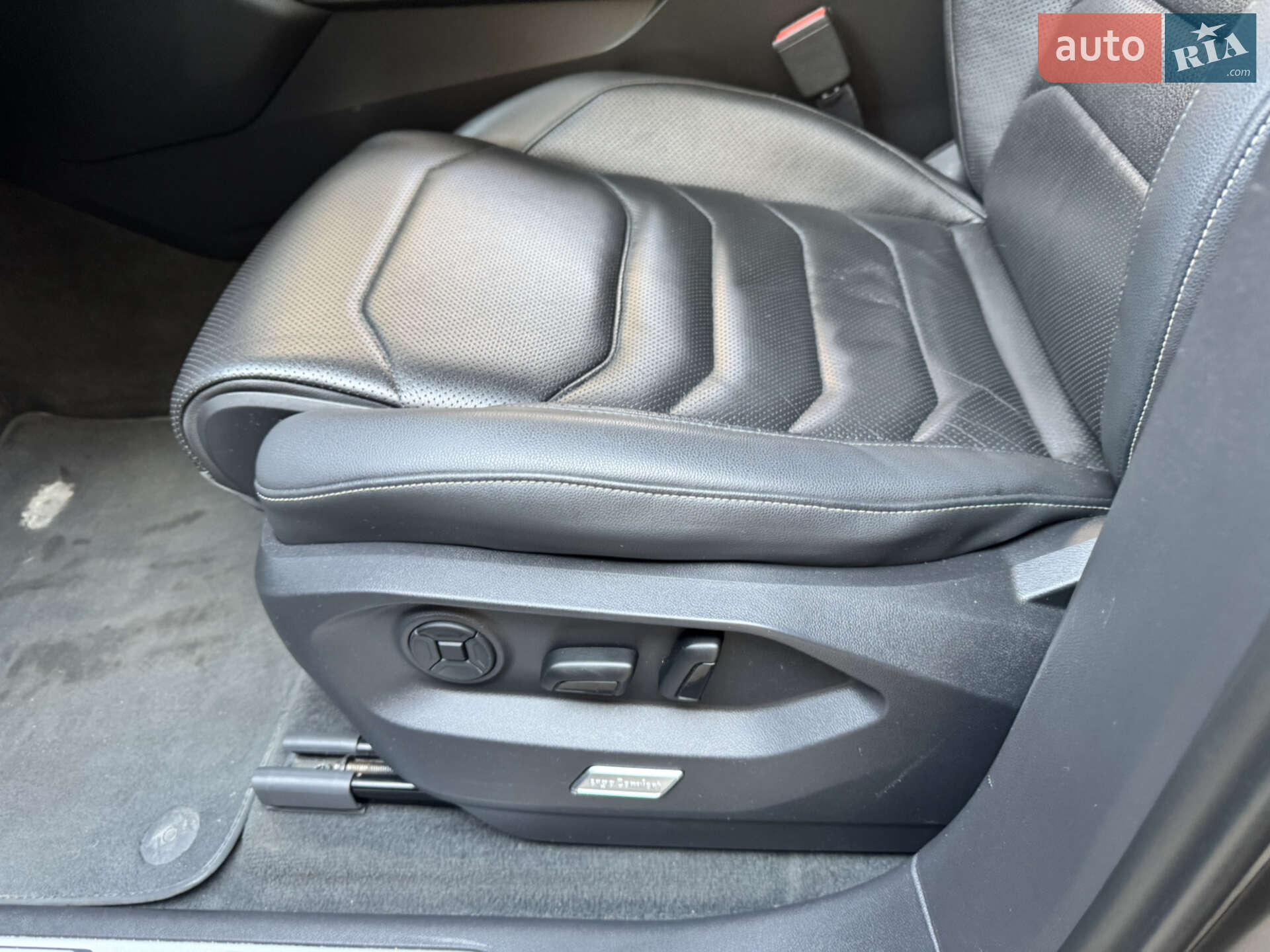 Volkswagen Touareg 2018 VIN WVGZZZCRZJD002084 фото оголошення 24 з 37