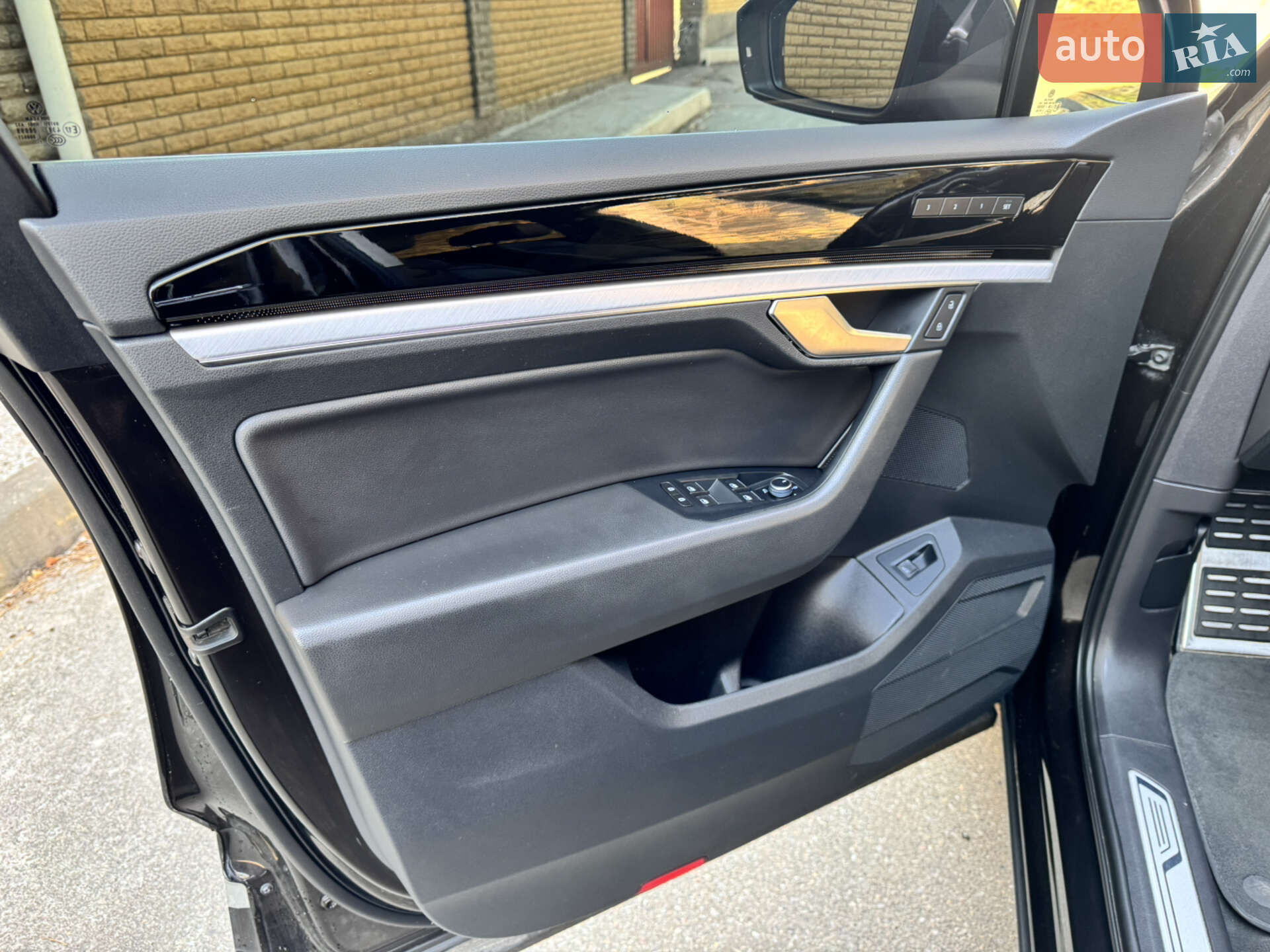 Volkswagen Touareg 2018 VIN WVGZZZCRZJD002084 фото оголошення 25 з 37