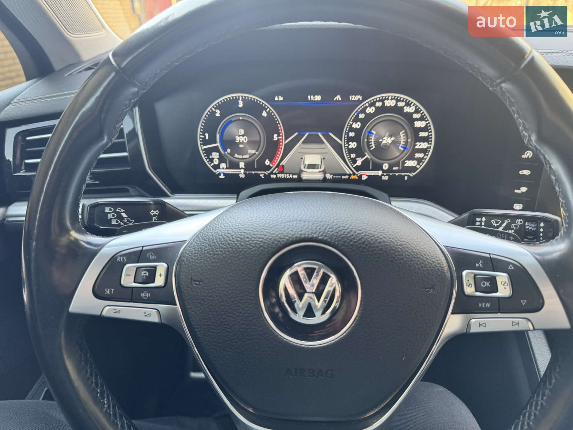 Volkswagen Touareg 2018 VIN WVGZZZCRZJD002084 фото оголошення 32 з 37