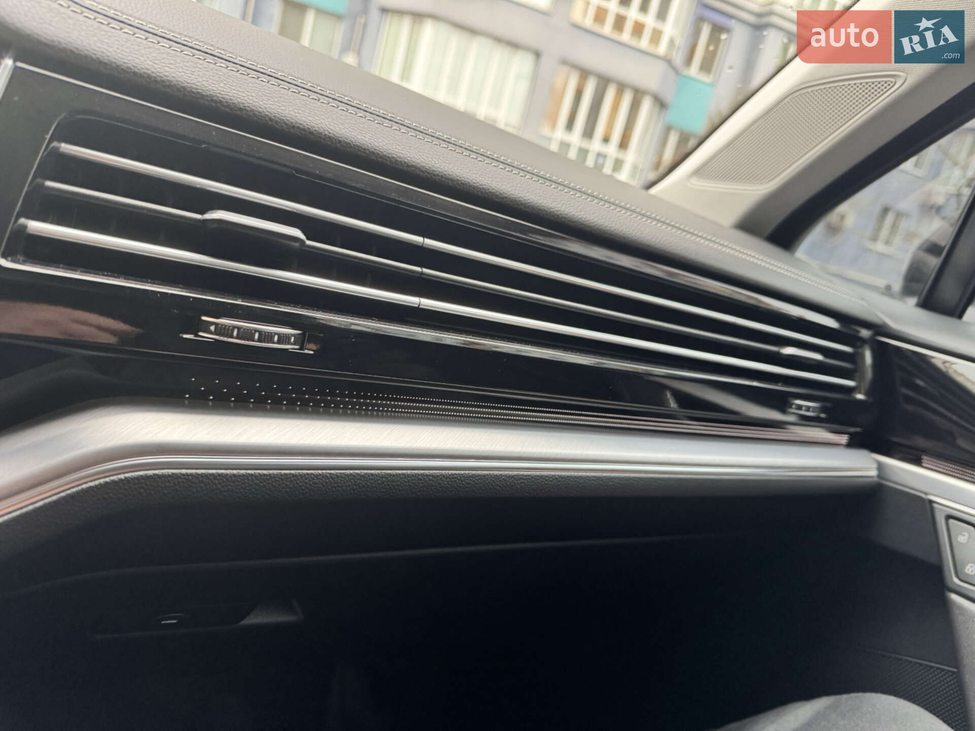 Volkswagen Touareg 2018 VIN WVGZZZCRZJD002084 фото оголошення 36 з 37