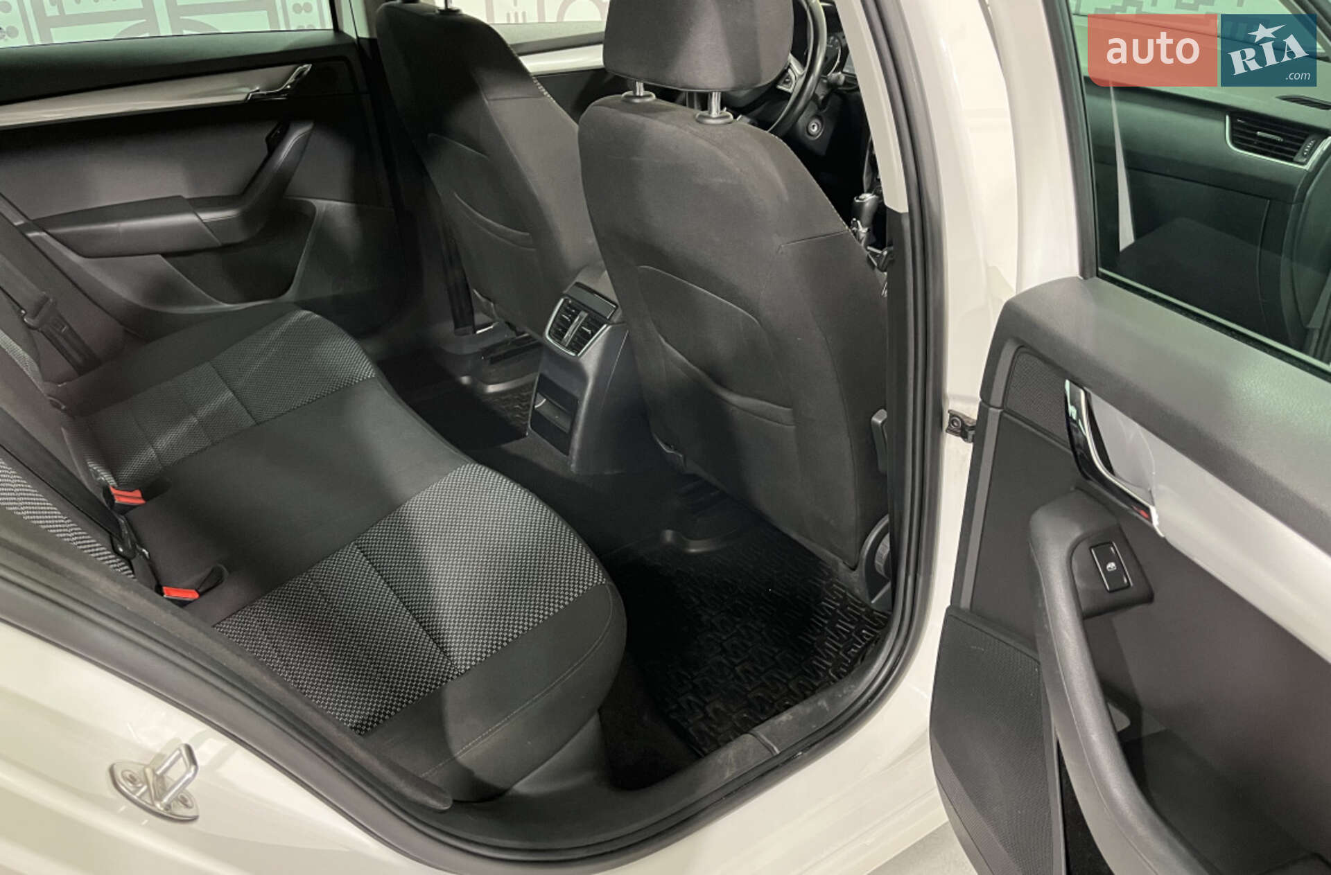 Skoda Octavia 2016 VIN TMBJG9NE5G0229860 фото оголошення 2 з 16