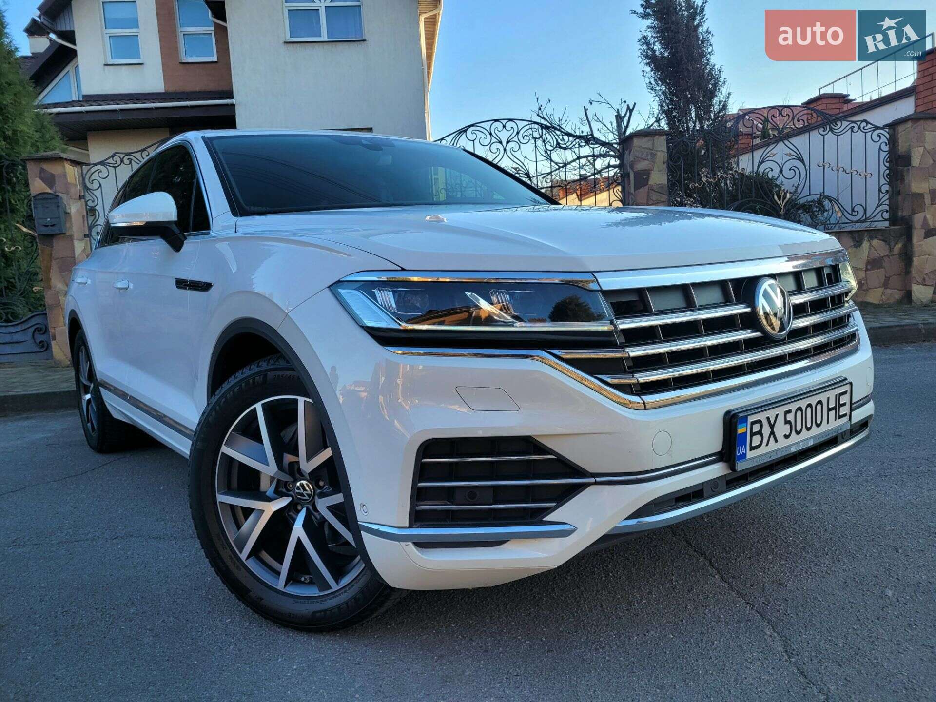 Volkswagen Touareg 2018 VIN WVGZZZCRZJD007231 фото оголошення 2 з 57