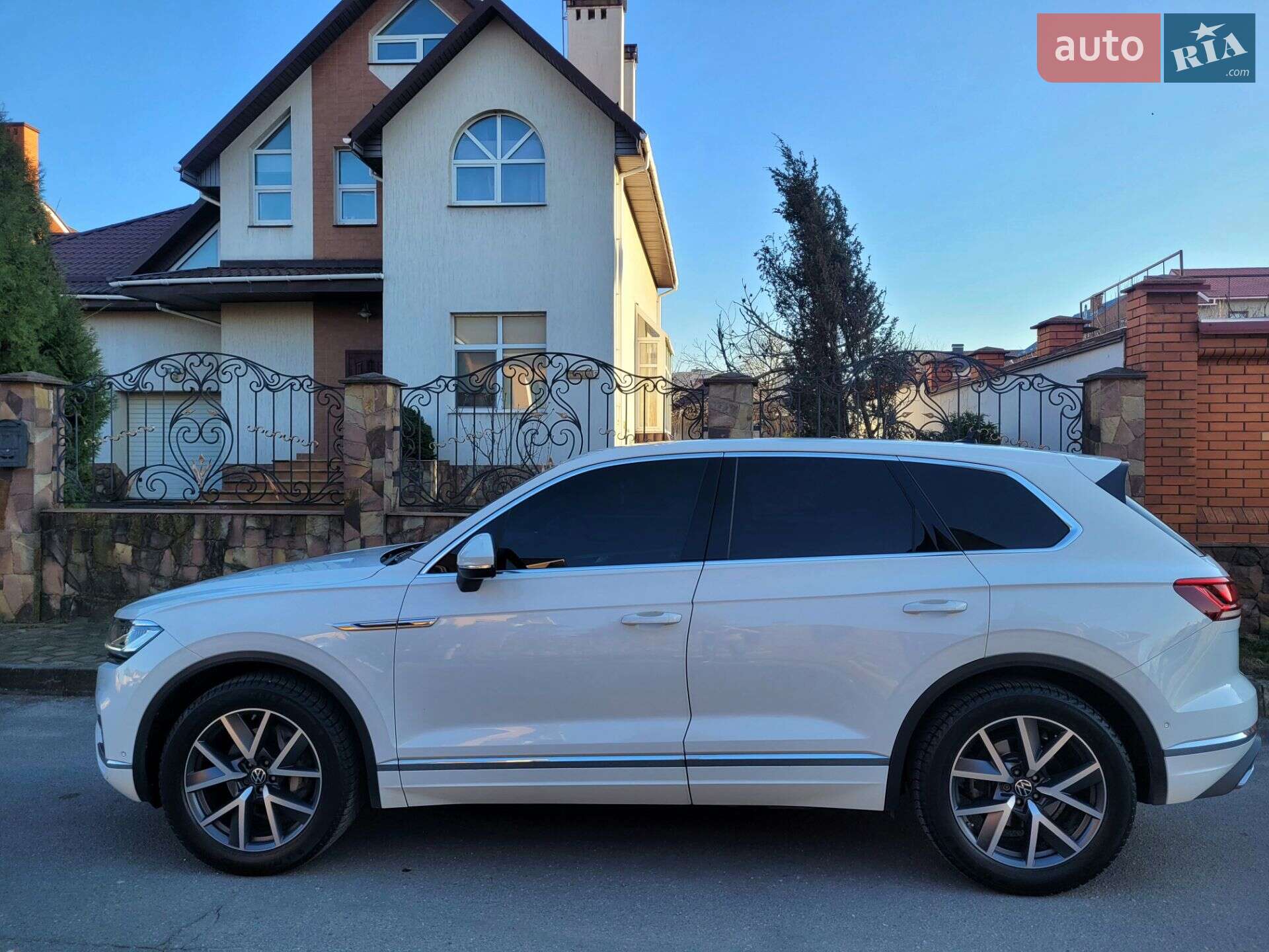 Volkswagen Touareg 2018 VIN WVGZZZCRZJD007231 фото оголошення 13 з 57