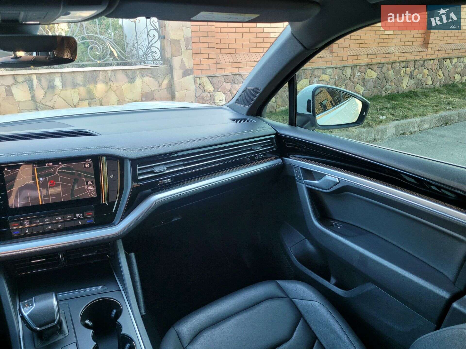 Volkswagen Touareg 2018 VIN WVGZZZCRZJD007231 фото оголошення 21 з 57