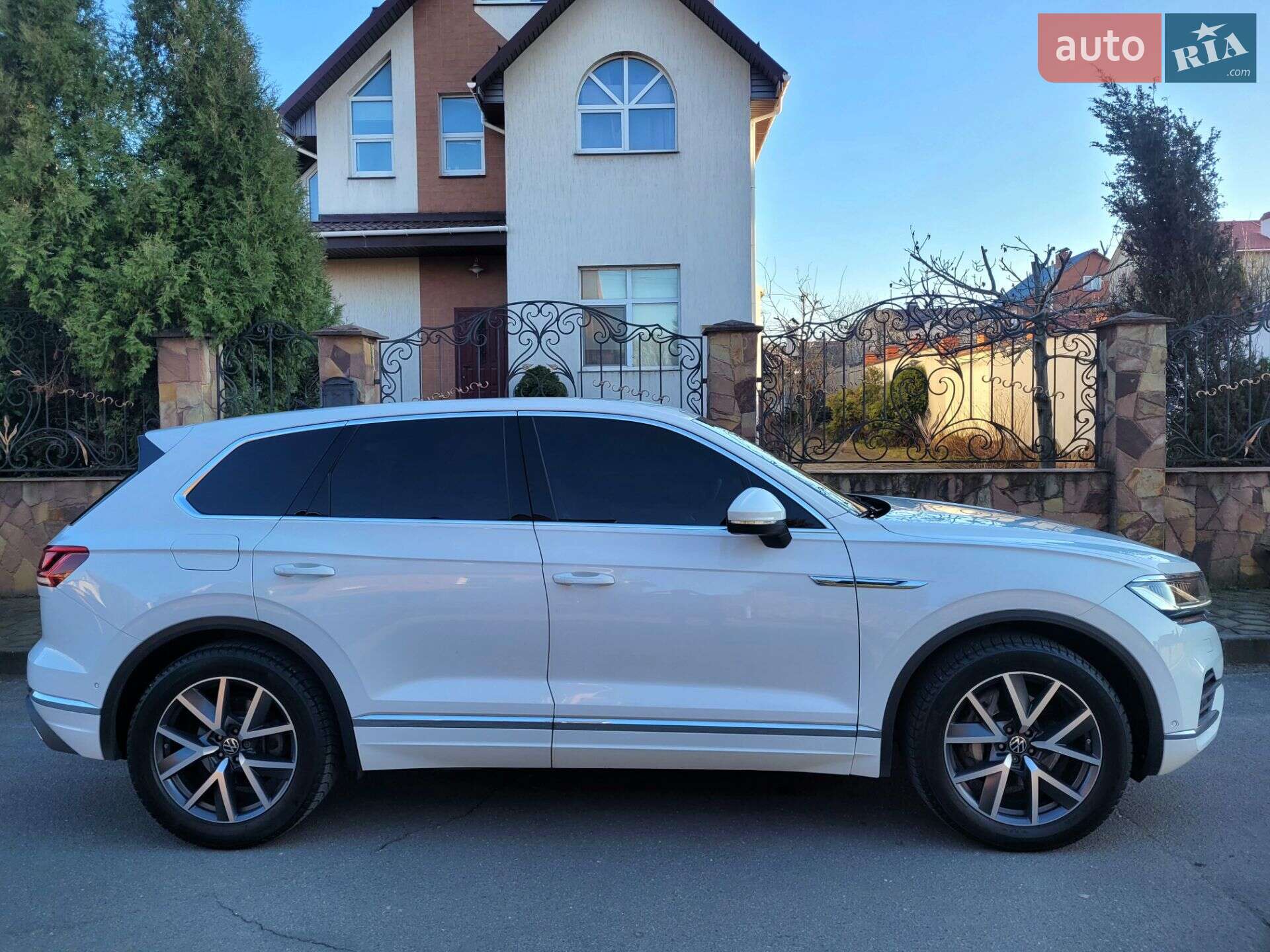 Volkswagen Touareg 2018 VIN WVGZZZCRZJD007231 фото оголошення 14 з 57