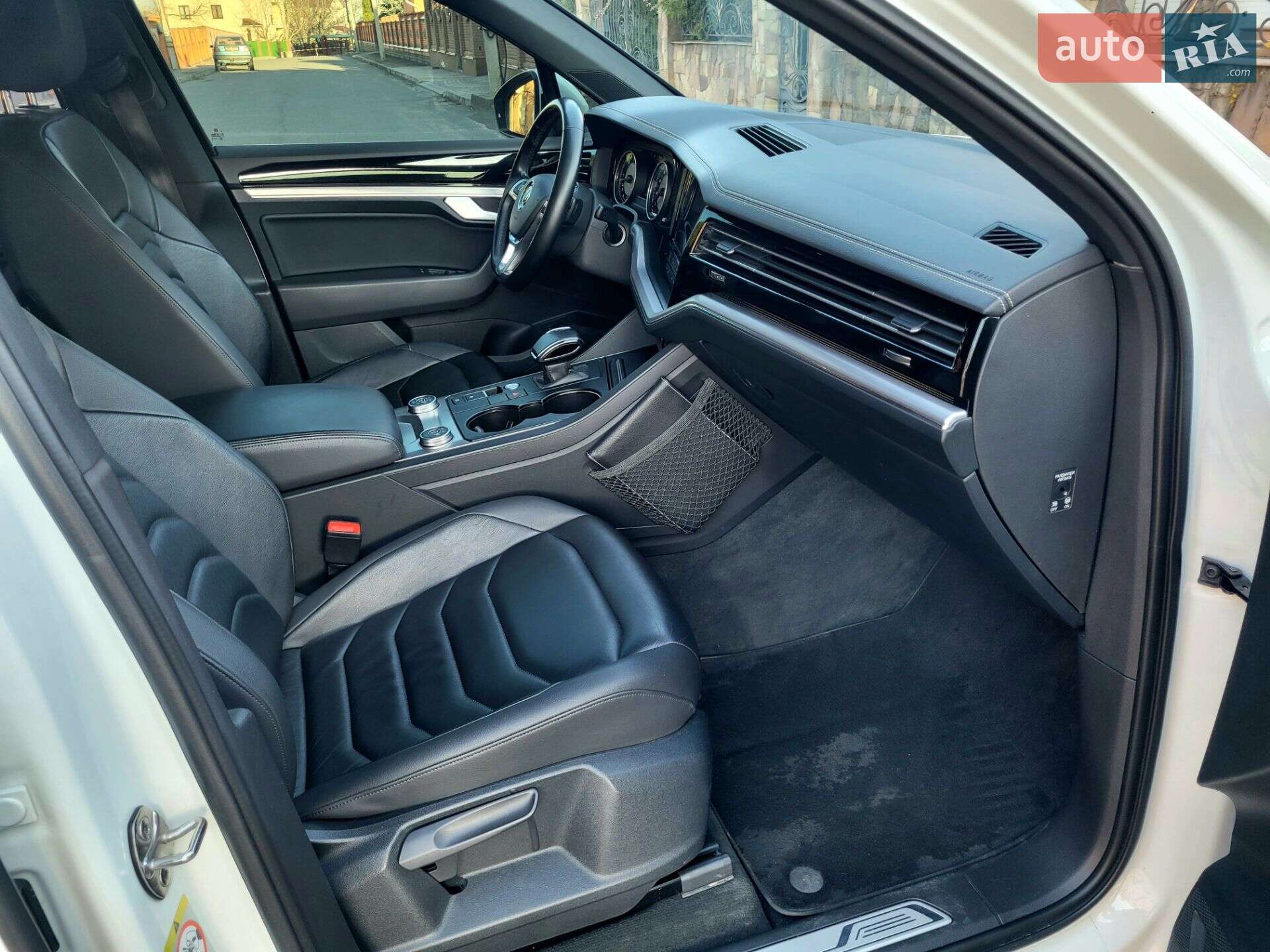 Volkswagen Touareg 2018 VIN WVGZZZCRZJD007231 фото оголошення 27 з 57