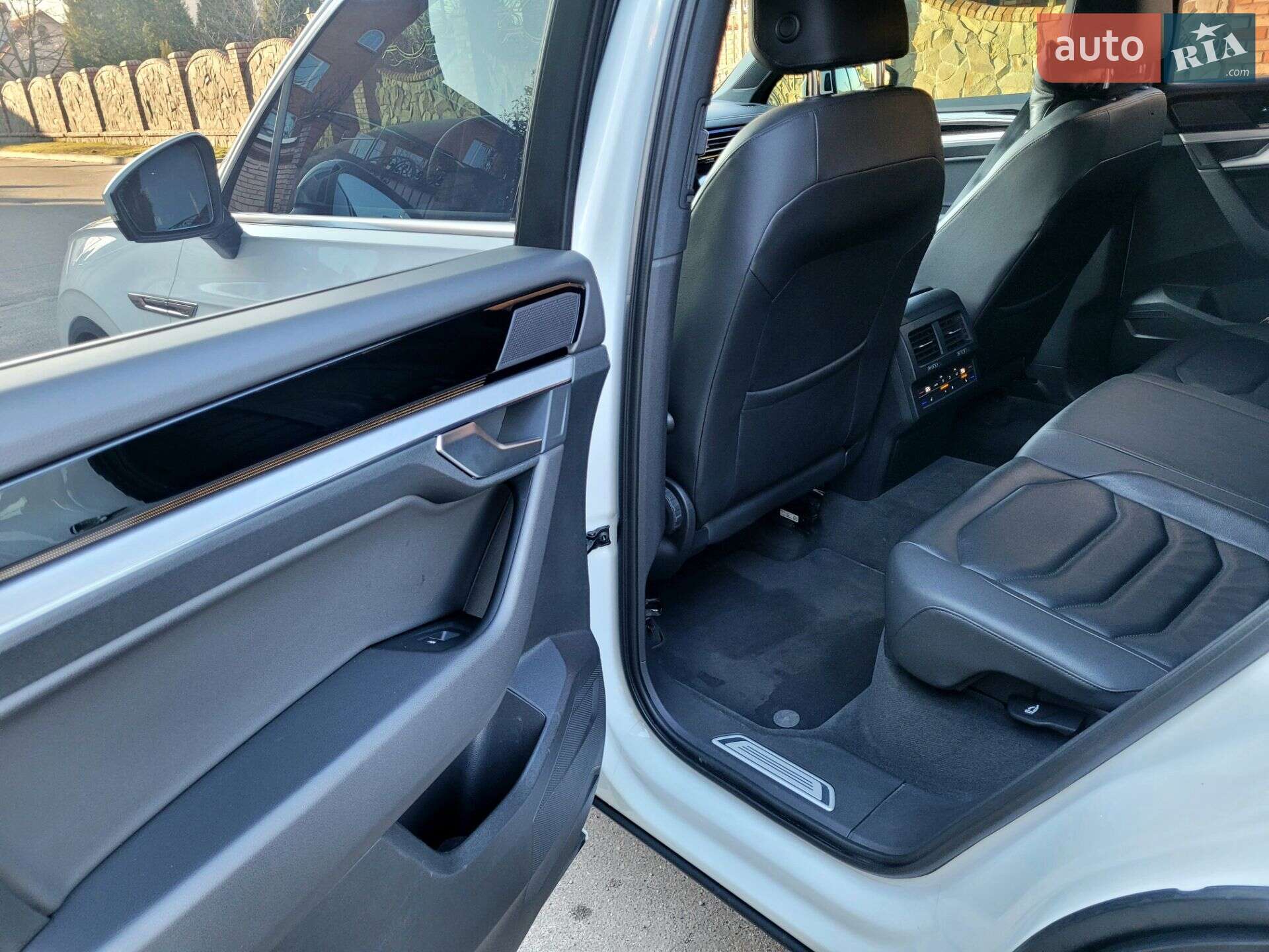 Volkswagen Touareg 2018 VIN WVGZZZCRZJD007231 фото оголошення 33 з 57