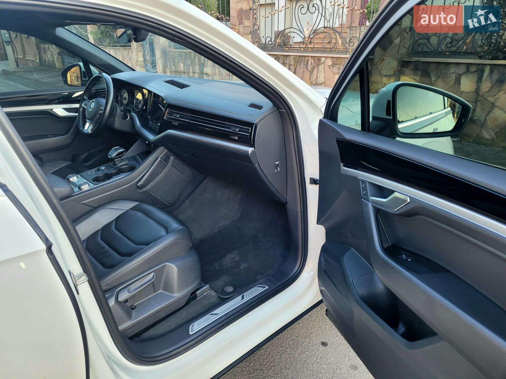 Volkswagen Touareg 2018 VIN WVGZZZCRZJD007231 фото оголошення 29 з 57