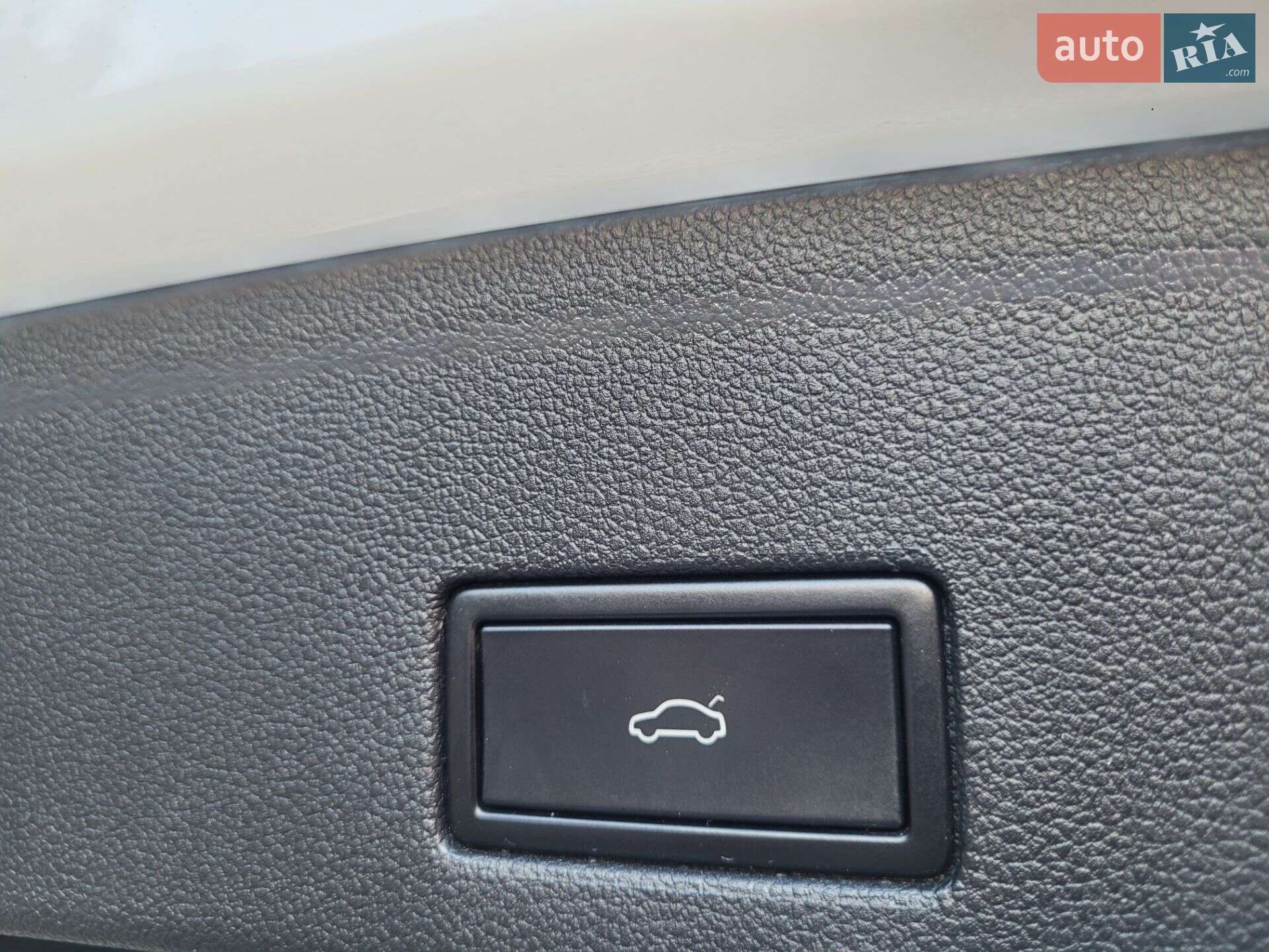 Volkswagen Touareg 2018 VIN WVGZZZCRZJD007231 фото оголошення 38 з 57
