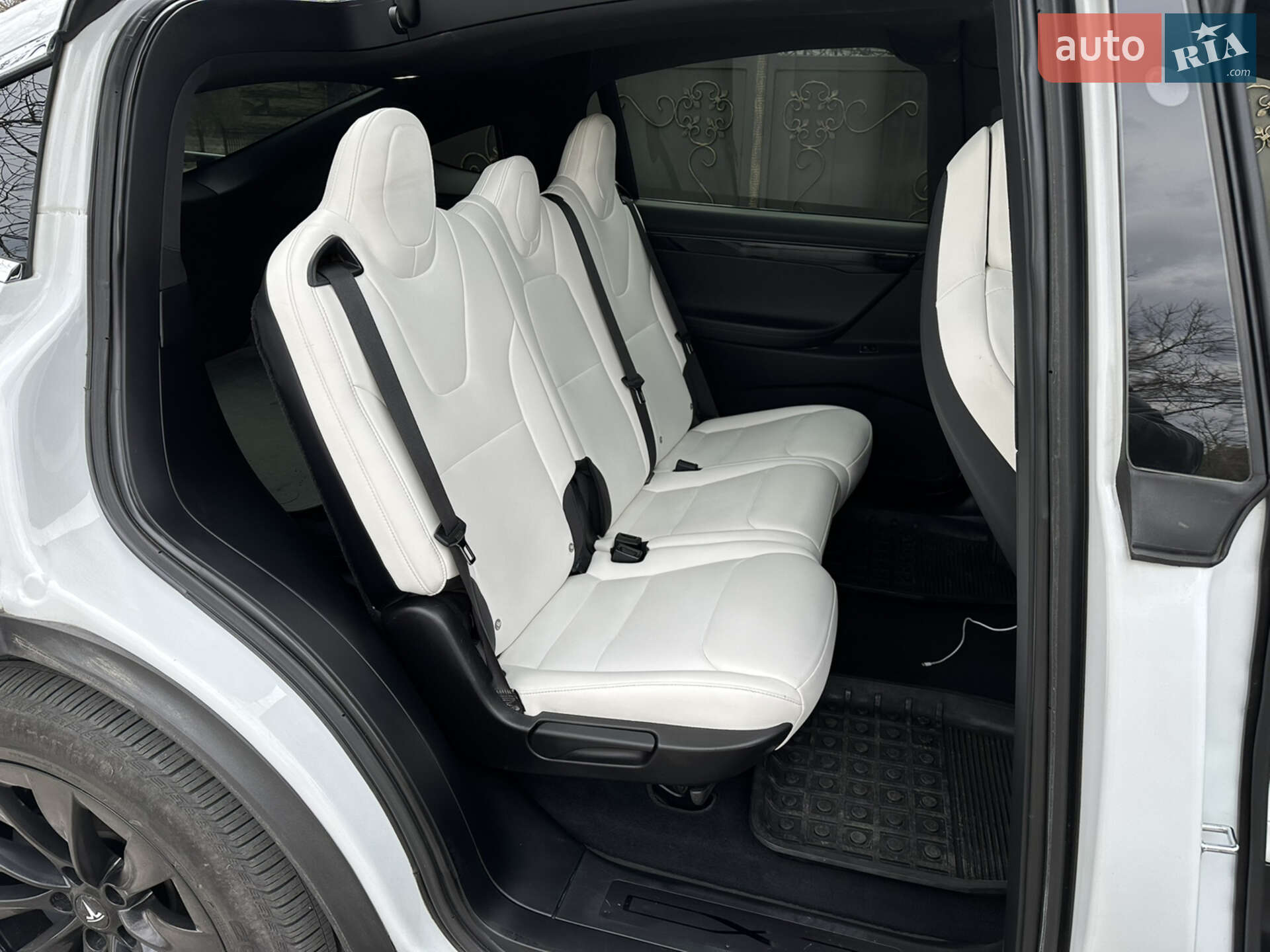 Tesla Model X 2018 VIN 5YJXCAE21JF139983 фото оголошення 2 з 46