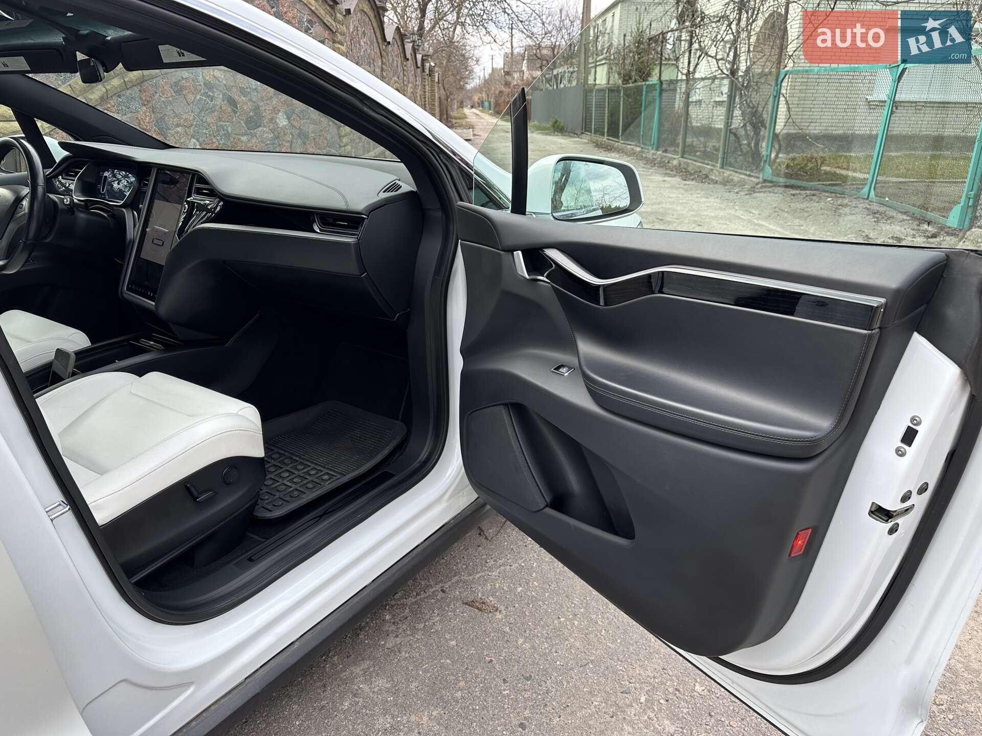 Tesla Model X 2018 VIN 5YJXCAE21JF139983 фото оголошення 40 з 46