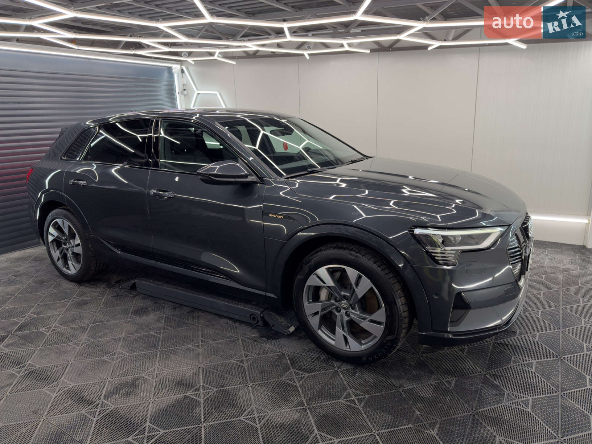 Audi e-tron 2019 VIN WAUZZZGE4LB016212 фото оголошення 3 з 21