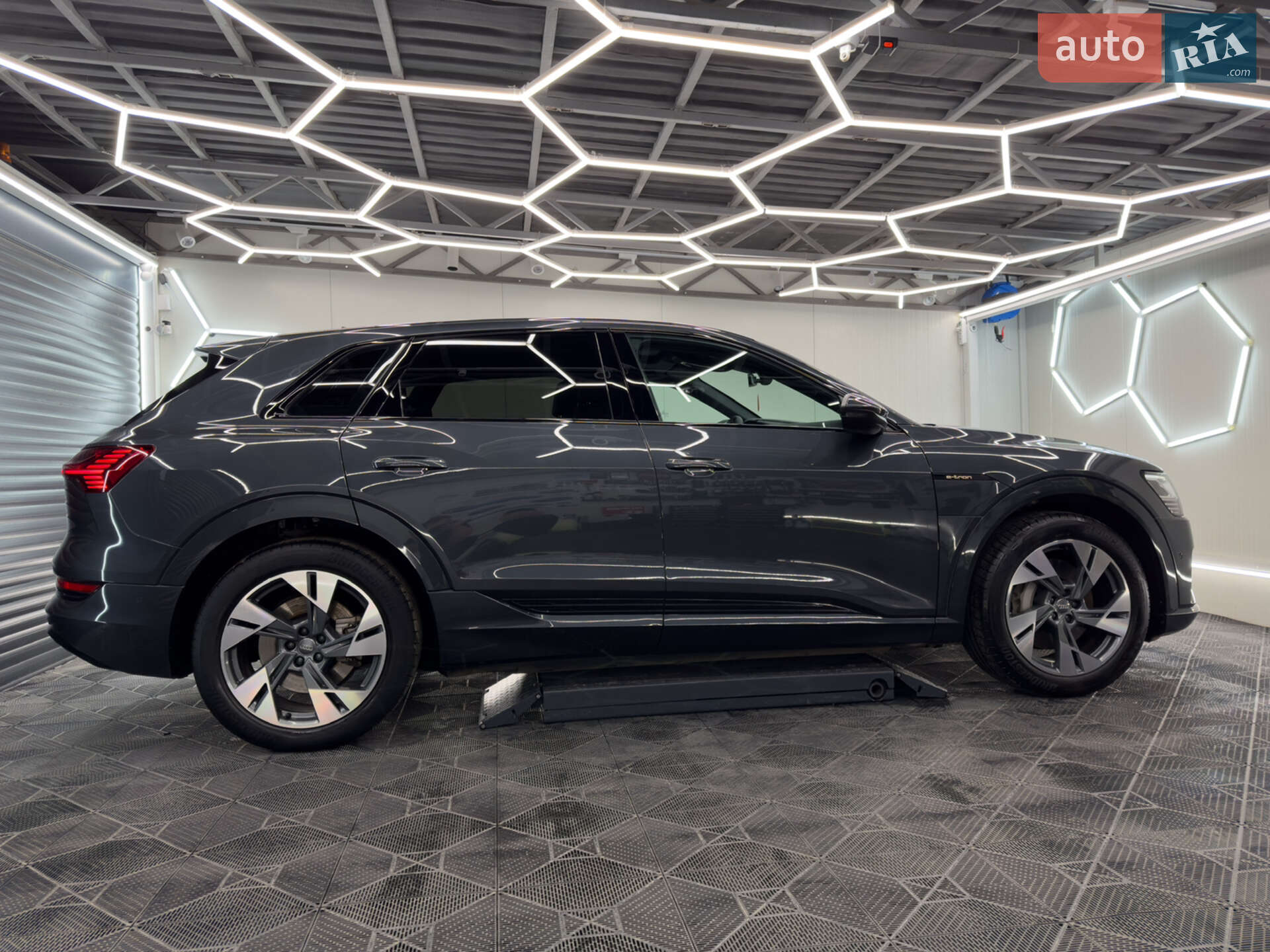 Audi e-tron 2019 VIN WAUZZZGE4LB016212 фото оголошення 4 з 21