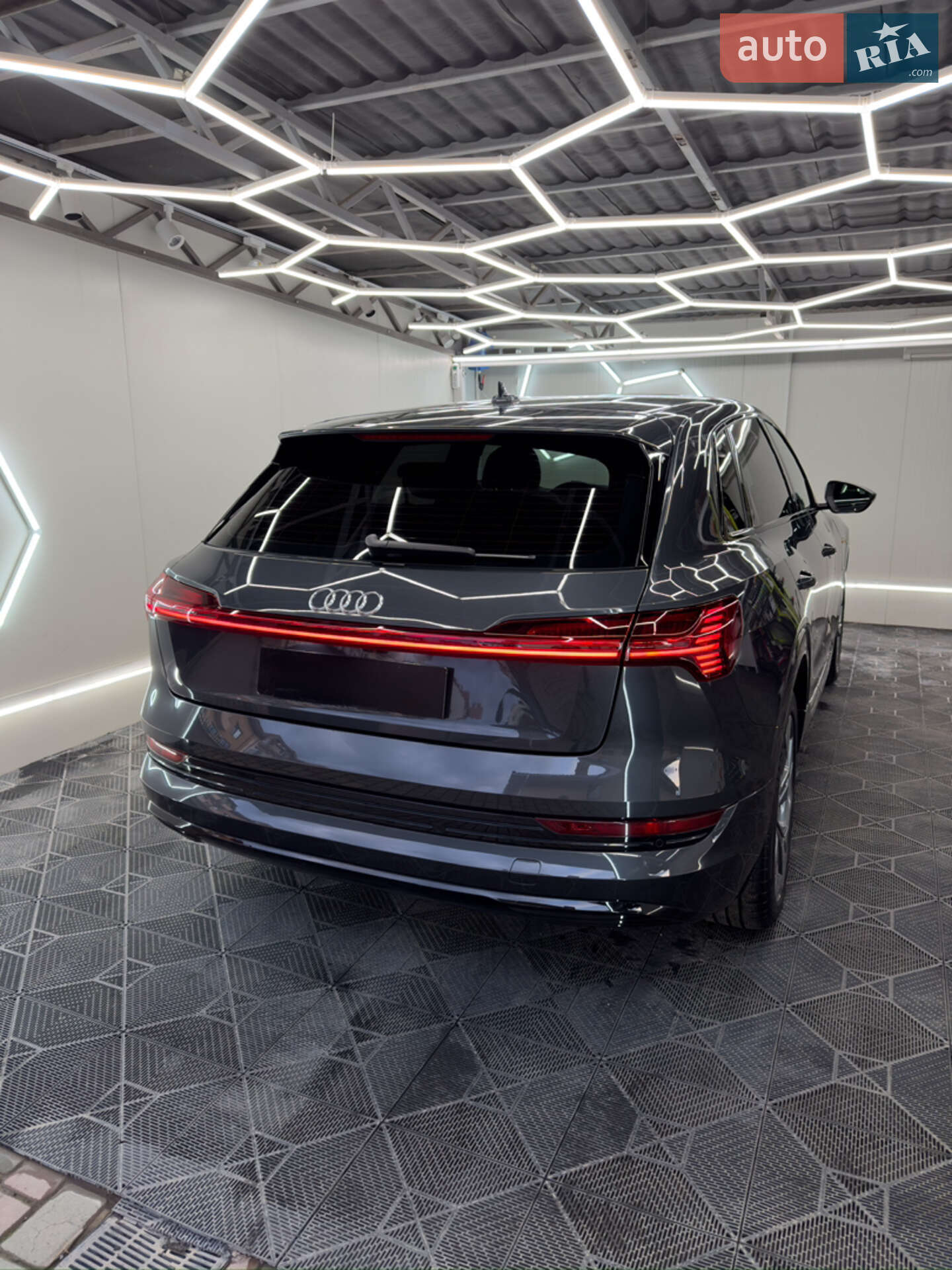 Audi e-tron 2019 VIN WAUZZZGE4LB016212 фото оголошення 7 з 21