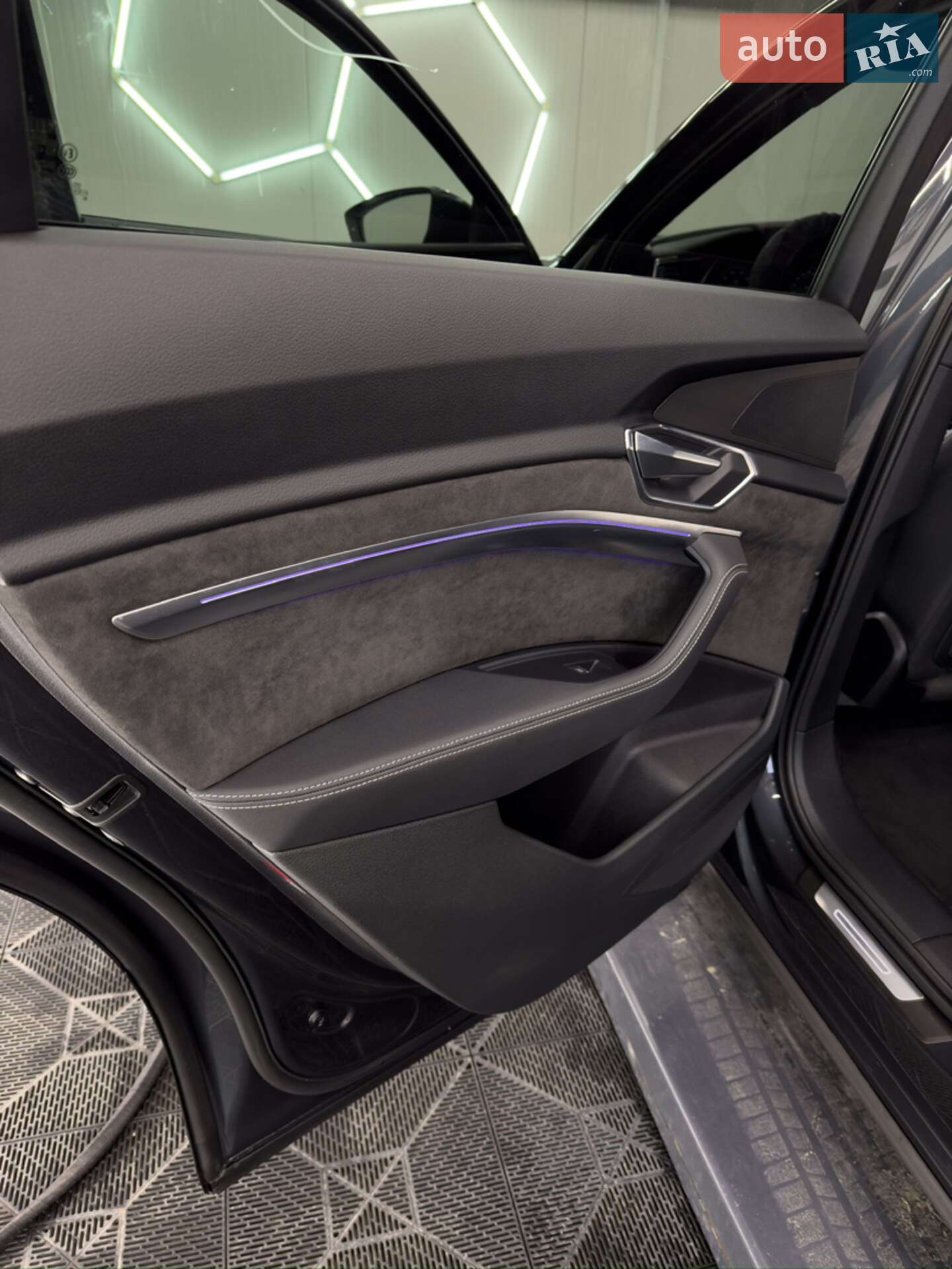 Audi e-tron 2019 VIN WAUZZZGE4LB016212 фото оголошення 14 з 21
