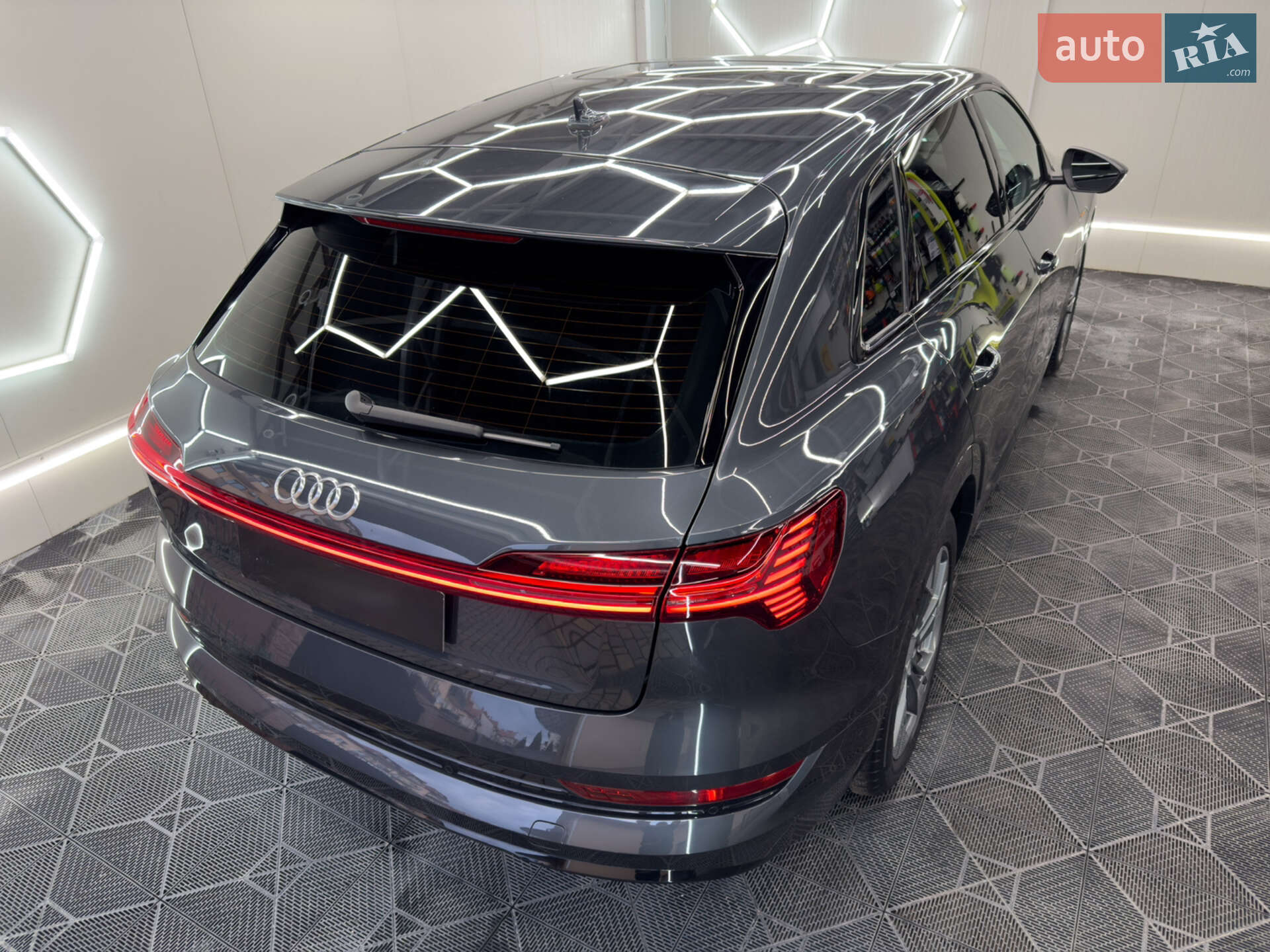 Audi e-tron 2019 VIN WAUZZZGE4LB016212 фото оголошення 9 з 21