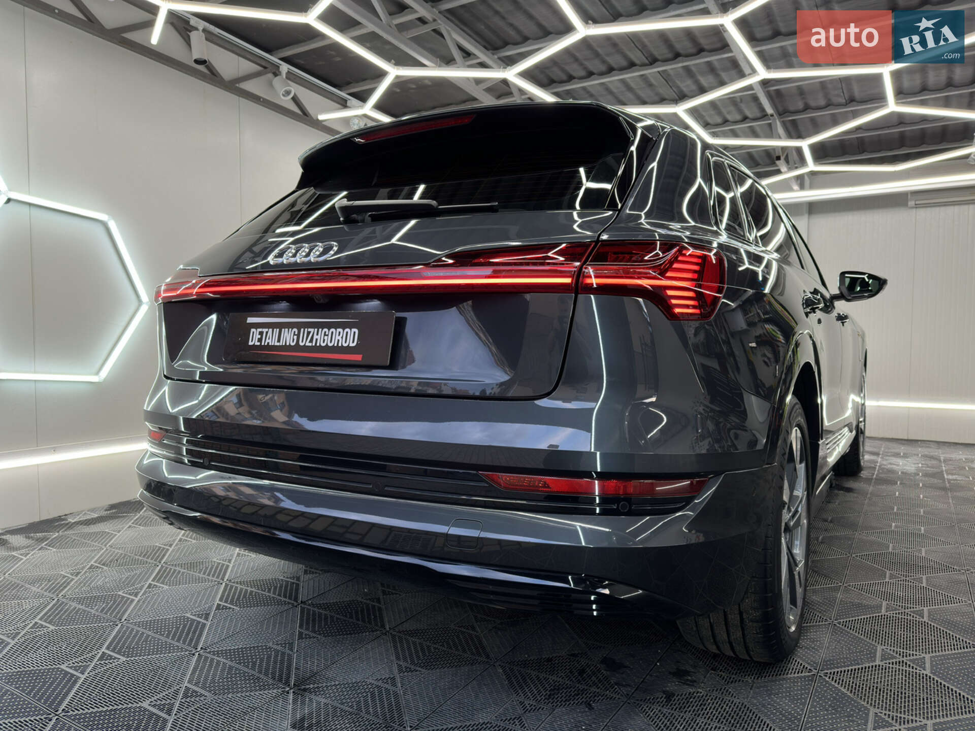 Audi e-tron 2019 VIN WAUZZZGE4LB016212 фото оголошення 8 з 21