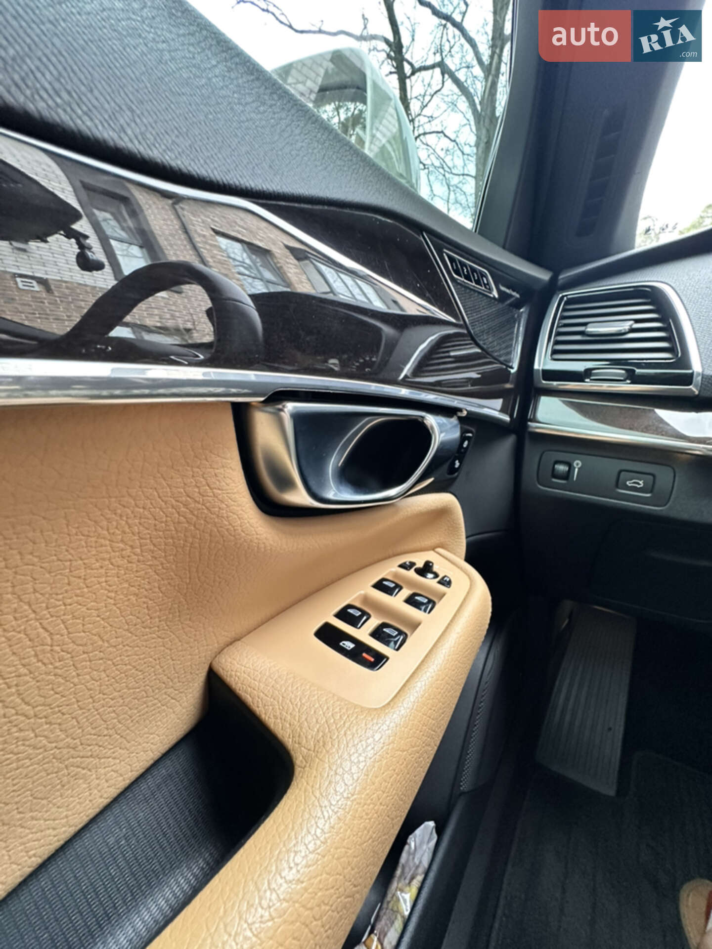 Volvo XC90 2018 VIN YV1LC68UCK1458743 фото оголошення 31 з 48