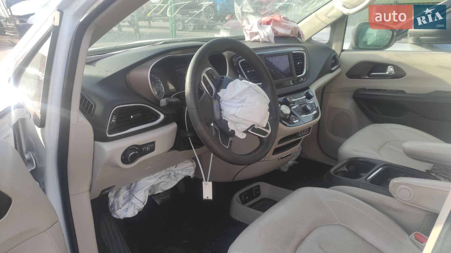 Chrysler Voyager 2020 VIN 2C4RC1DG1MR504418 фото оголошення 5 з 17