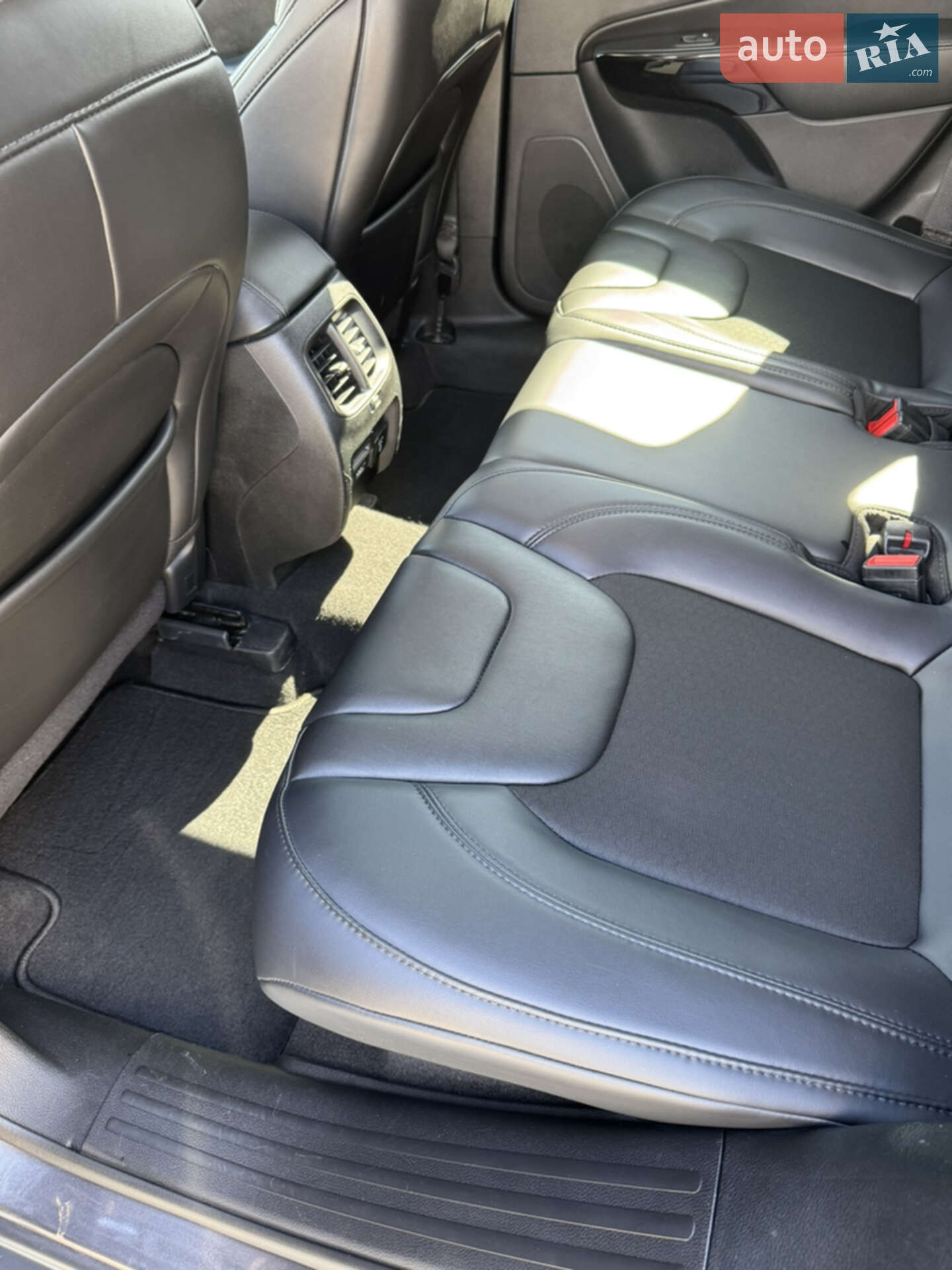 Jeep Cherokee 2019 VIN 1C4PJLLB8KD429201 фото оголошення 9 з 29