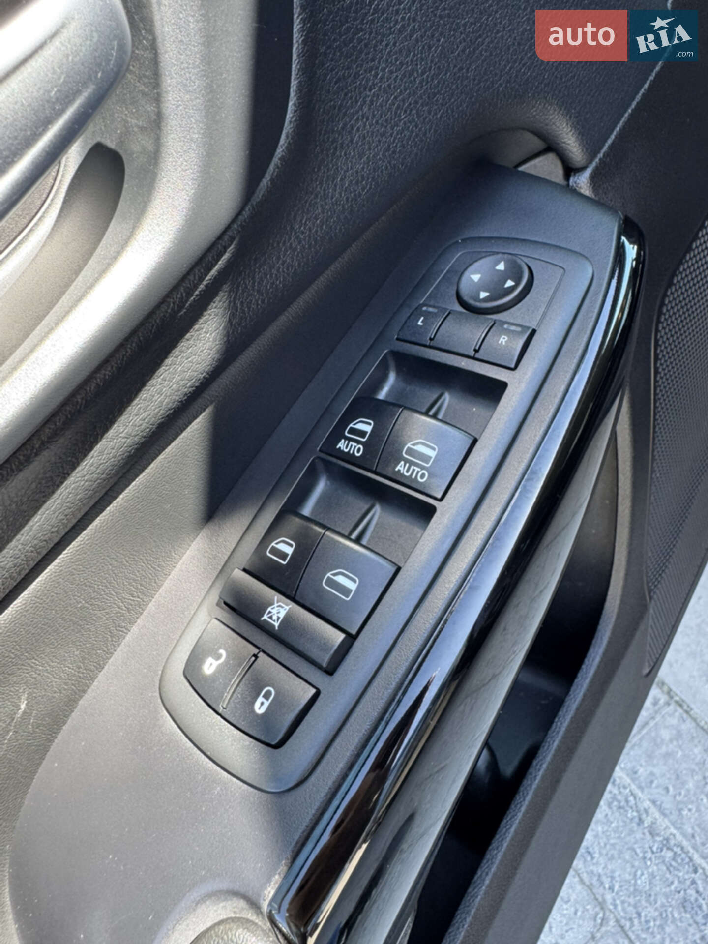 Jeep Cherokee 2019 VIN 1C4PJLLB8KD429201 фото оголошення 7 з 29