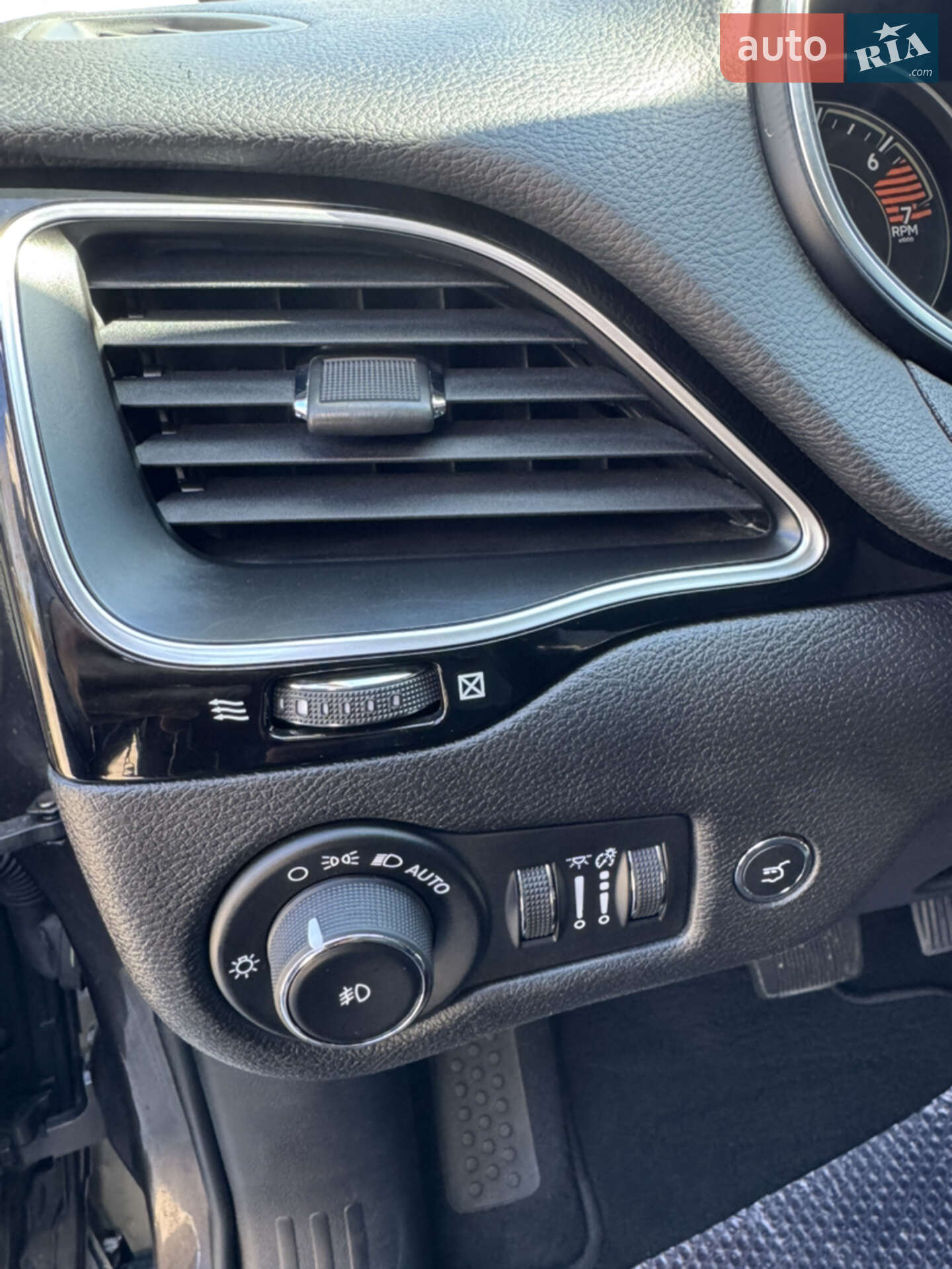 Jeep Cherokee 2019 VIN 1C4PJLLB8KD429201 фото оголошення 11 з 29