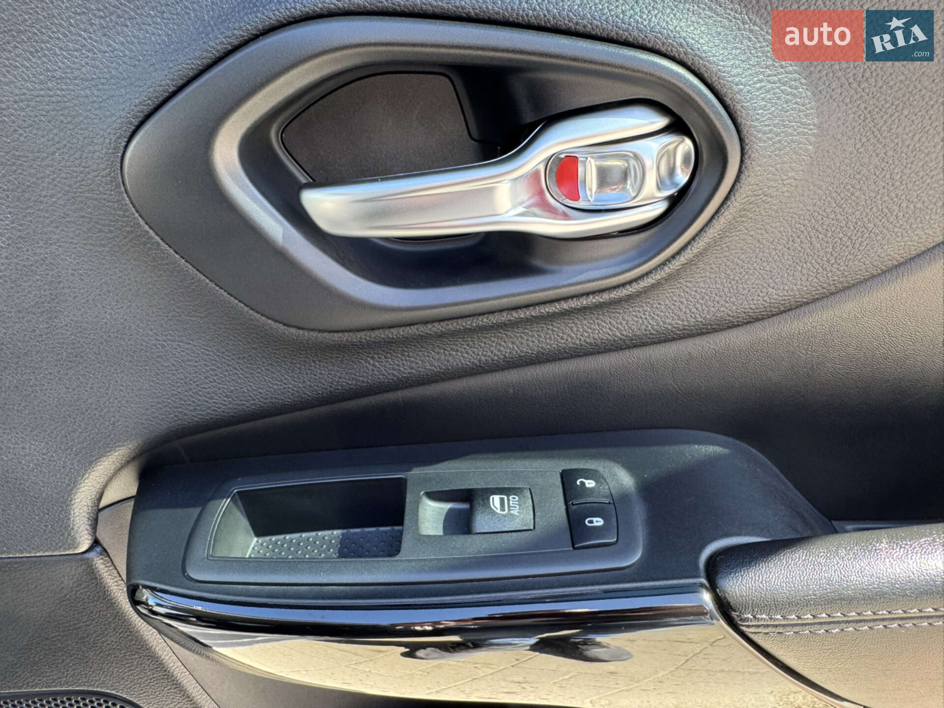 Jeep Cherokee 2019 VIN 1C4PJLLB8KD429201 фото оголошення 13 з 29