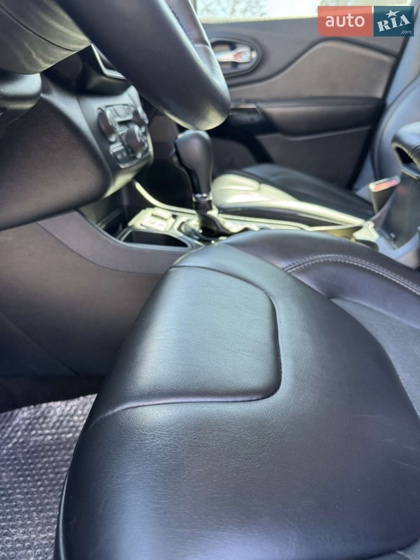 Jeep Cherokee 2019 VIN 1C4PJLLB8KD429201 фото оголошення 16 з 29