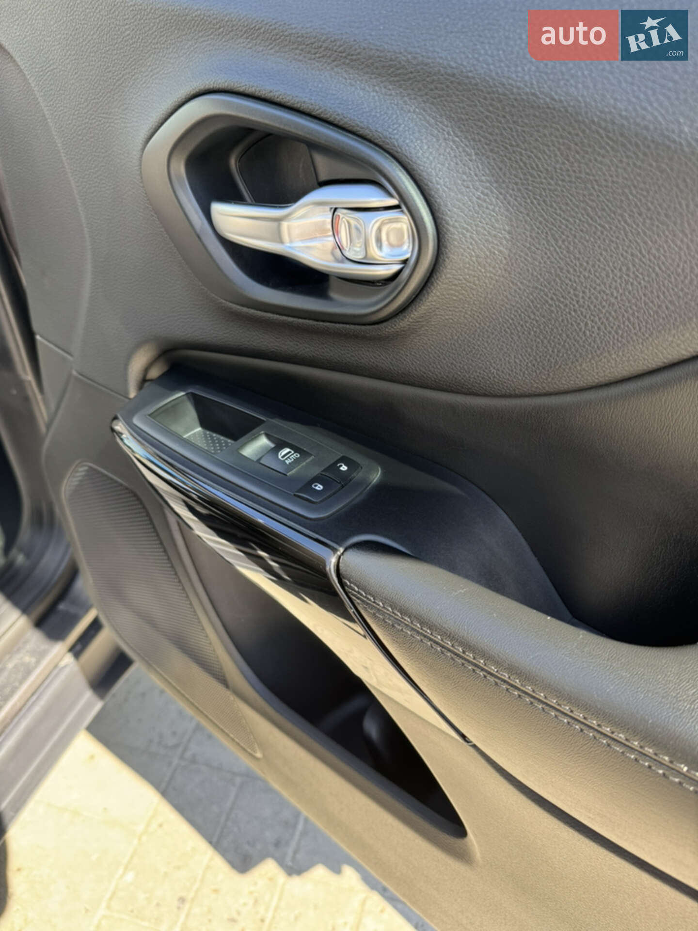 Jeep Cherokee 2019 VIN 1C4PJLLB8KD429201 фото оголошення 15 з 29