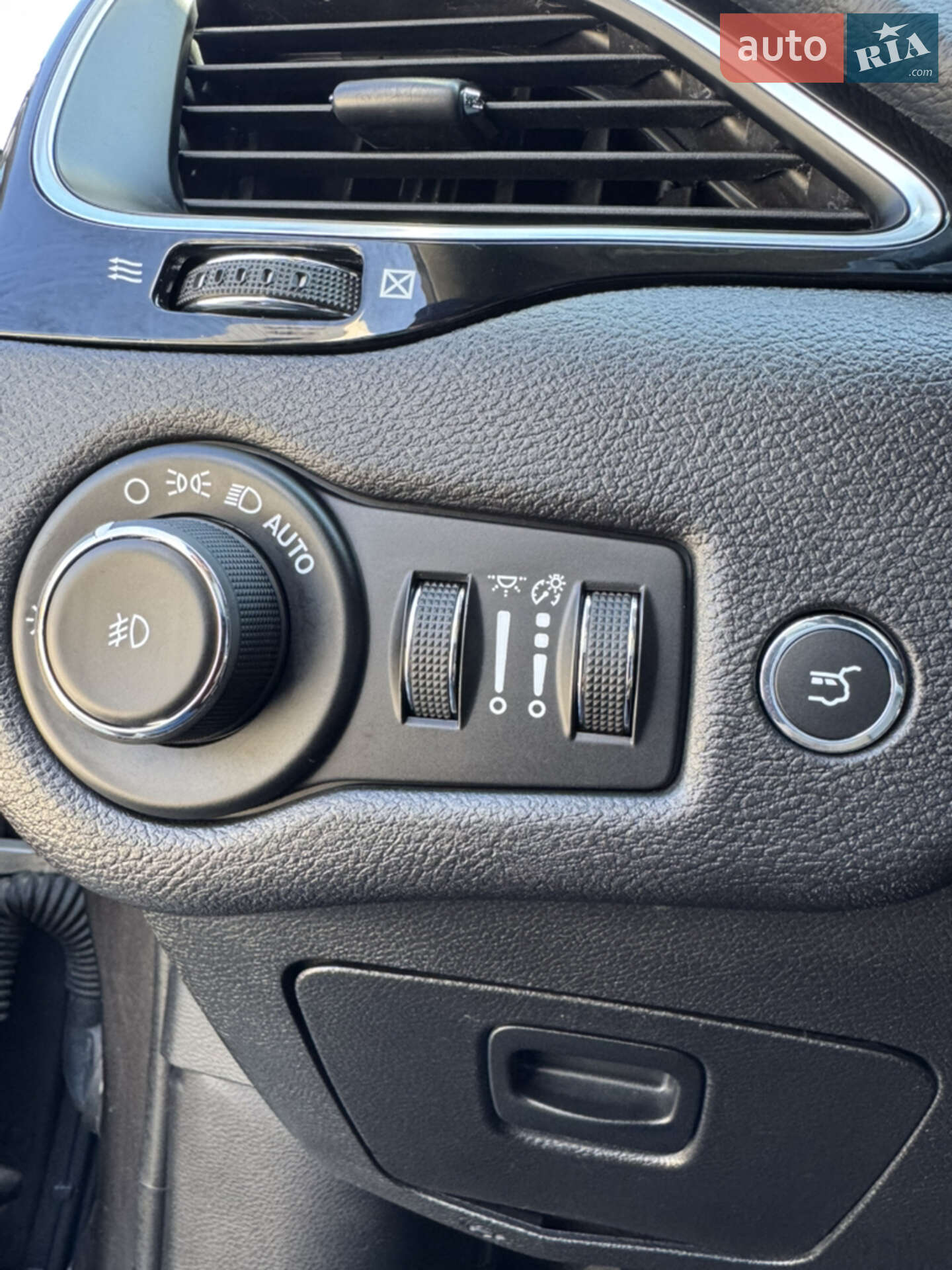Jeep Cherokee 2019 VIN 1C4PJLLB8KD429201 фото оголошення 22 з 29