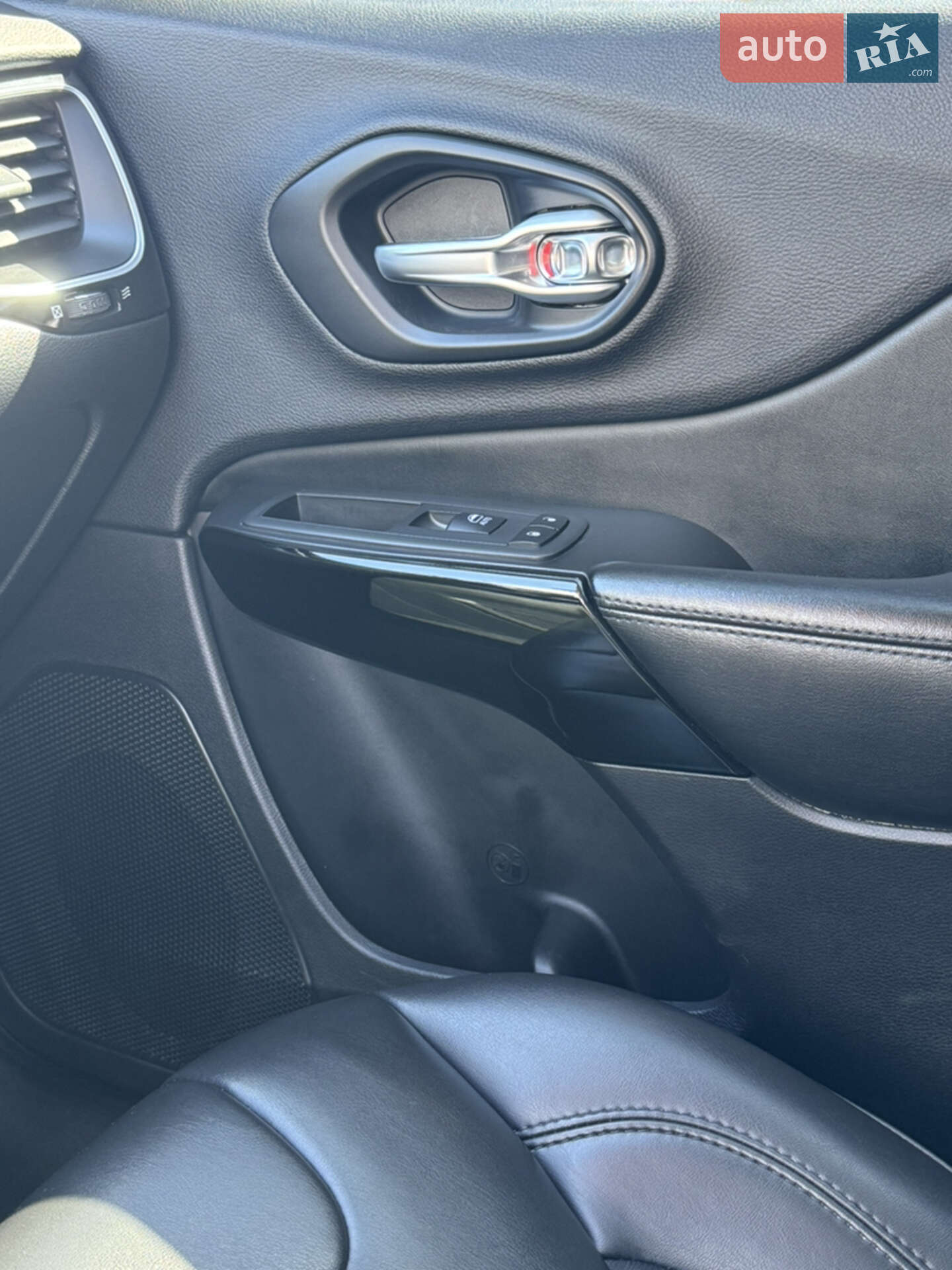 Jeep Cherokee 2019 VIN 1C4PJLLB8KD429201 фото оголошення 24 з 29