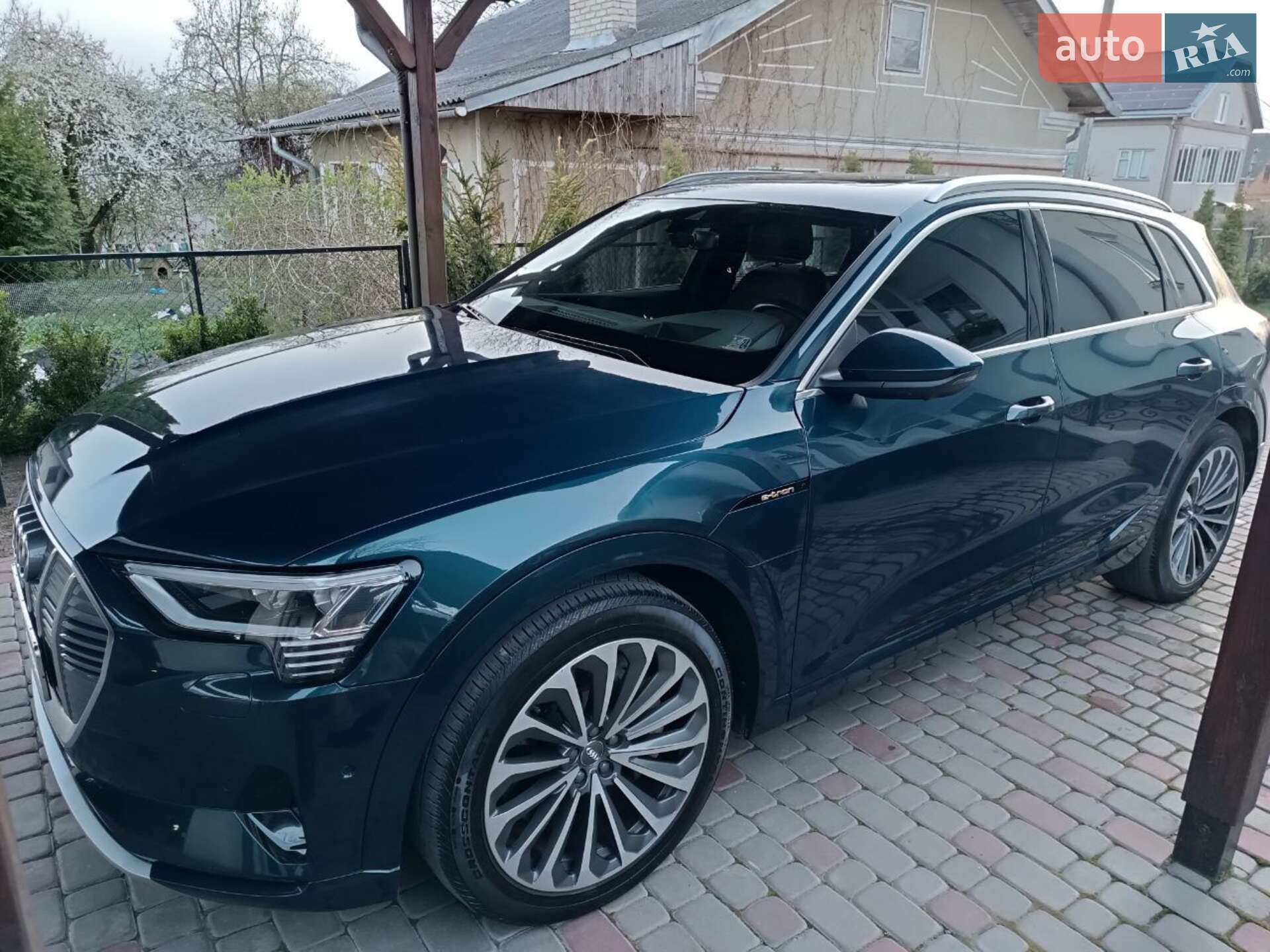 Audi e-tron 2019 VIN WA1VAAGE2KB025011 фото оголошення 4 з 52