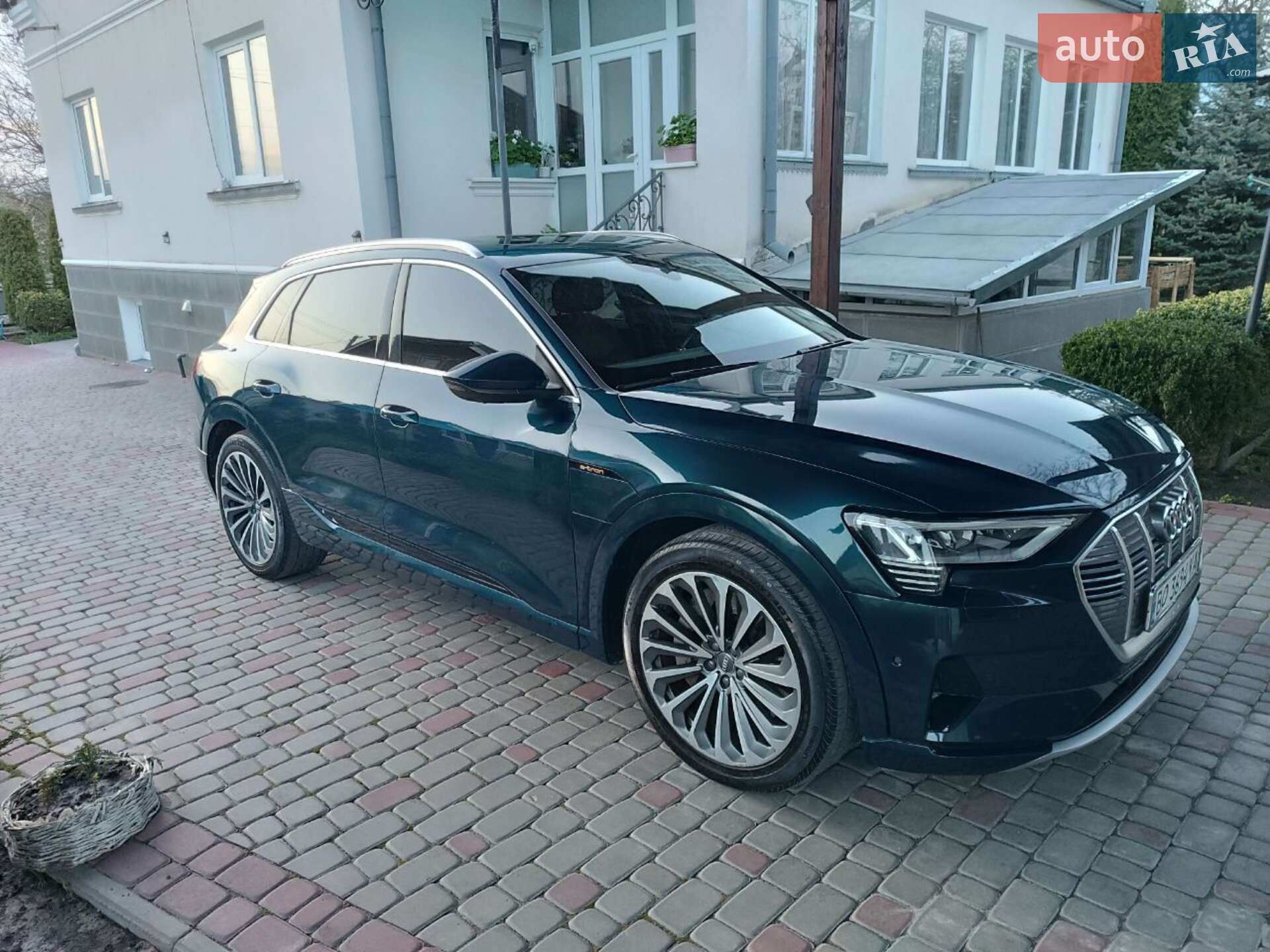 Audi e-tron 2019 VIN WA1VAAGE2KB025011 фото оголошення 5 з 52