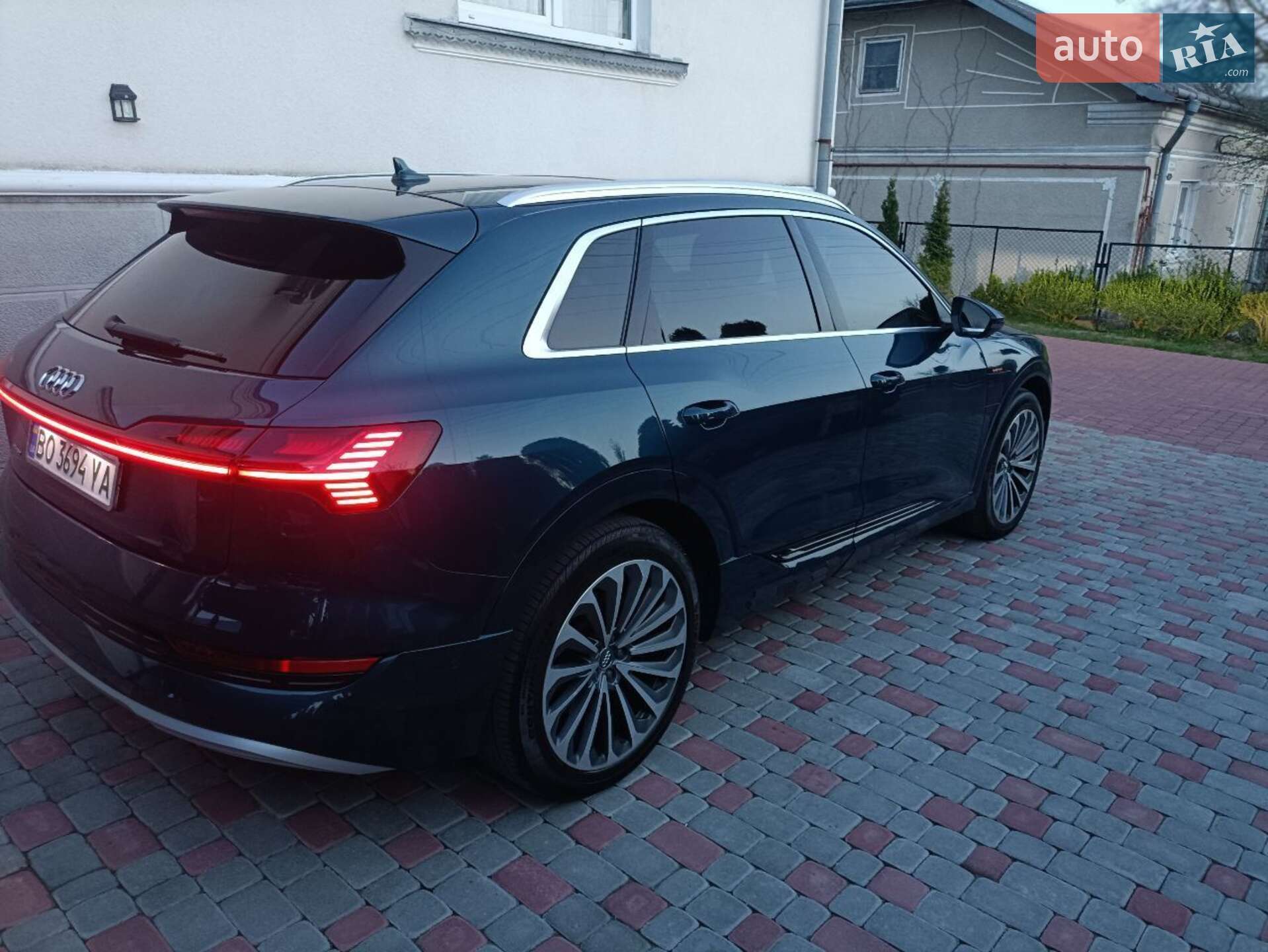 Audi e-tron 2019 VIN WA1VAAGE2KB025011 фото оголошення 31 з 52