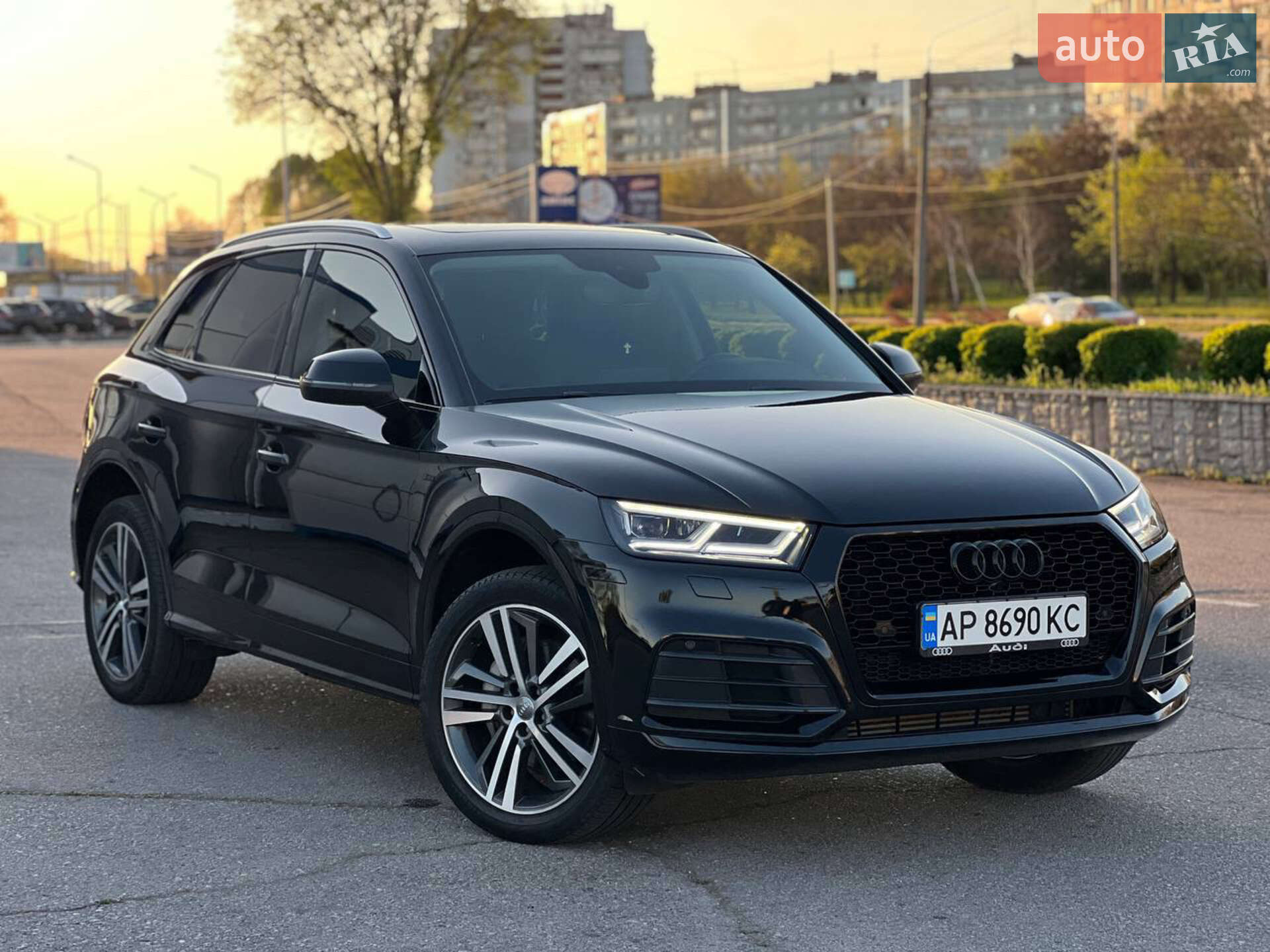 Audi Q5 2019 VIN WA1E2AFY7L2045622 фото оголошення 2 з 19