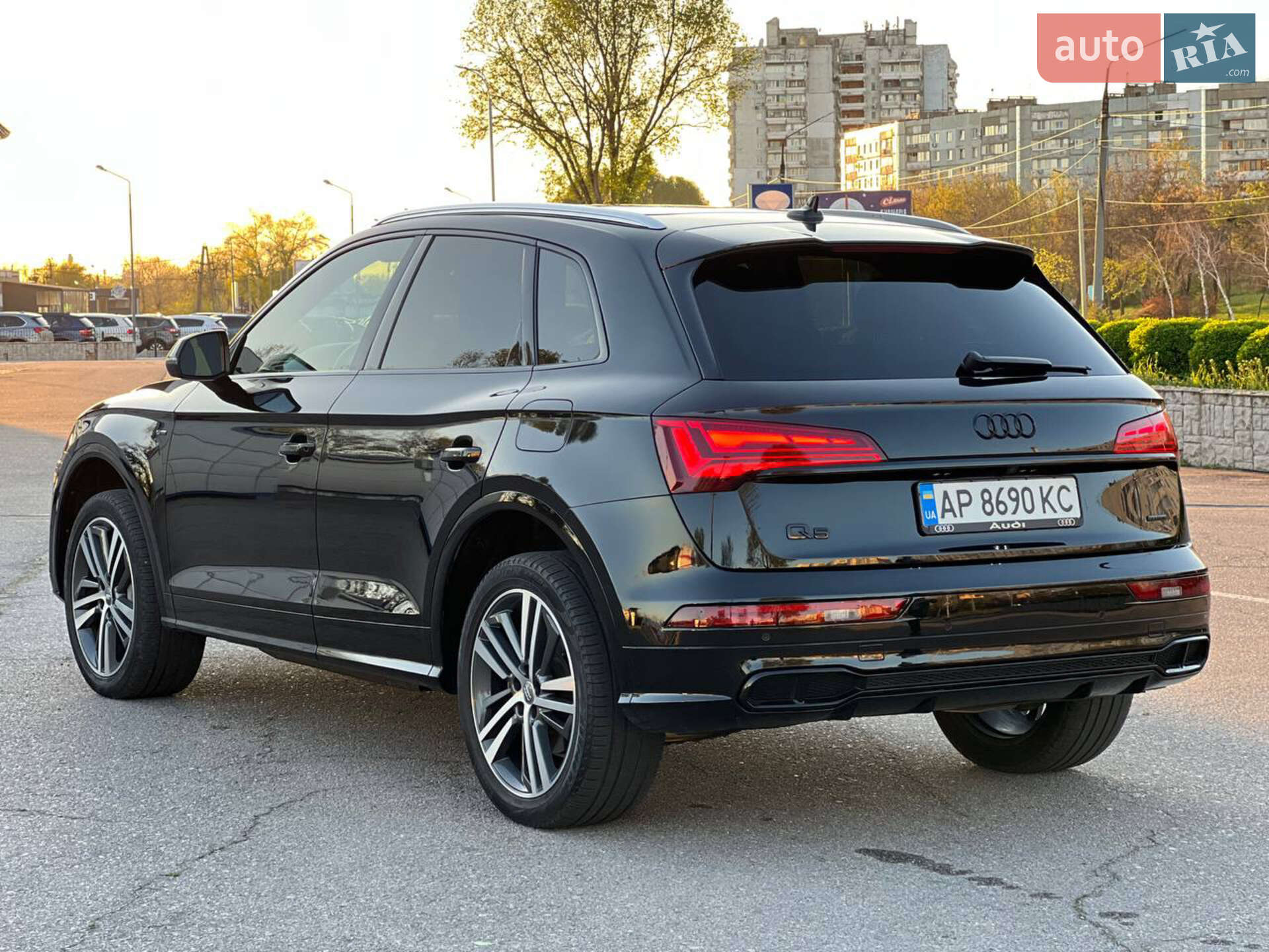 Audi Q5 2019 VIN WA1E2AFY7L2045622 фото оголошення 4 з 19