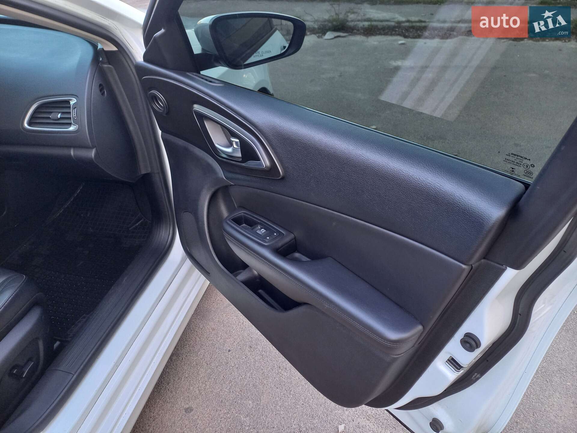 Chrysler 200 2015 VIN 1C3CCCAB5GN157739 фото оголошення 16 з 36