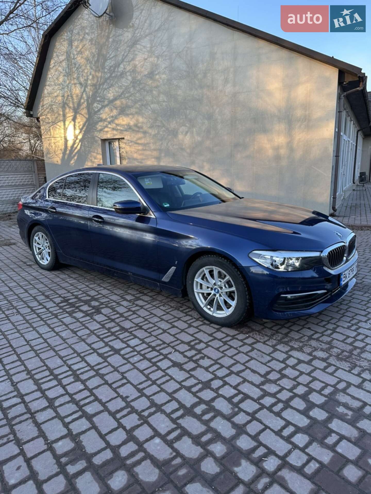 BMW 5 Series 2018 VIN WBAJA91010B304962 фото оголошення 4 з 15