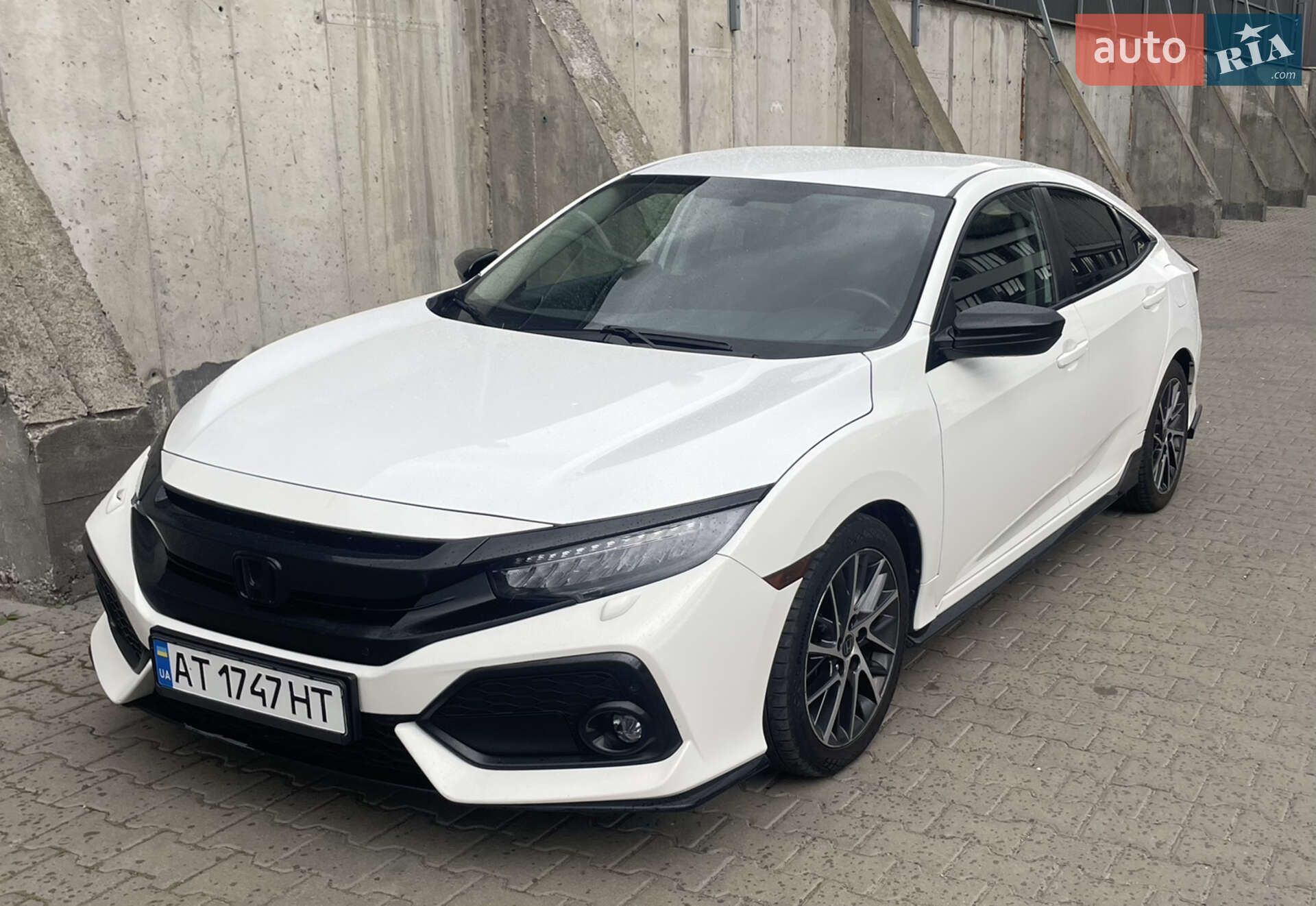 Honda Civic 2018 VIN 2HGFC2F50JH029139 фото оголошення 2 з 16