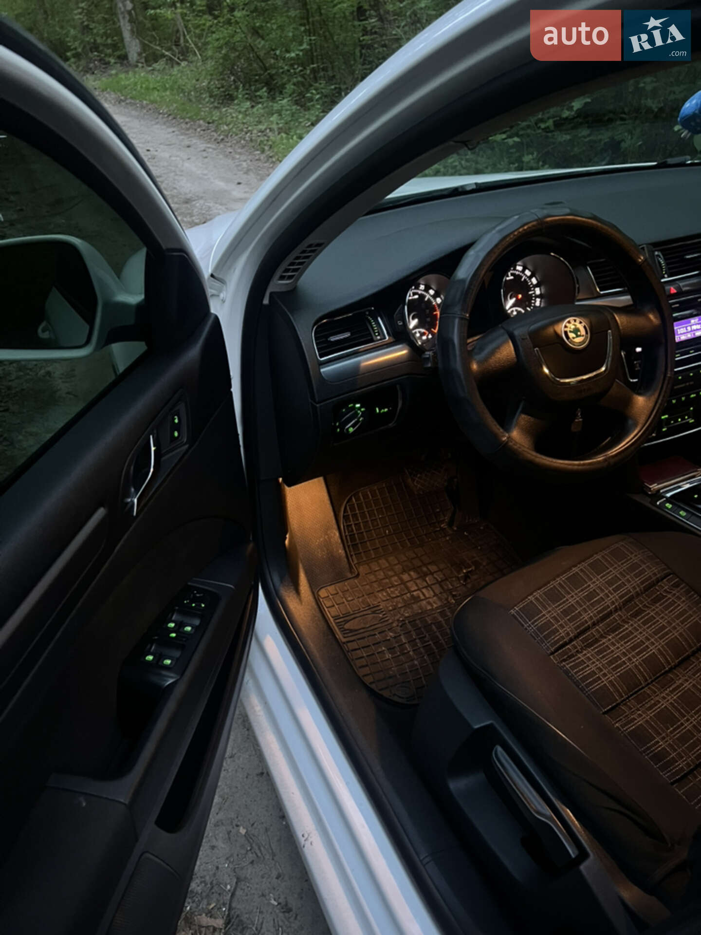 Skoda Superb 2010 VIN TMBAE73T2B9032077 фото оголошення 8 з 23