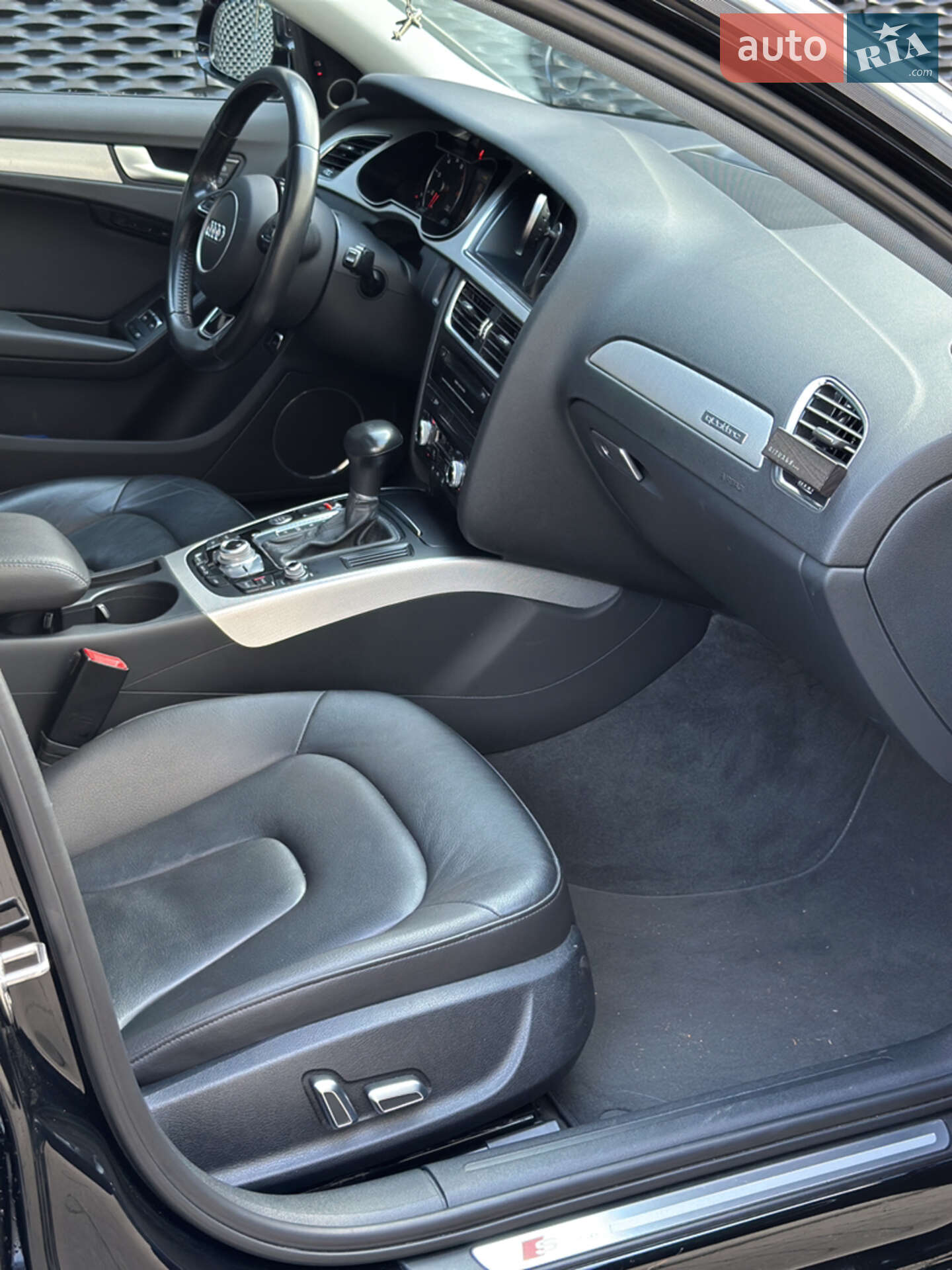 Audi A4 2016 VIN WAUFFAFL6GN001356 фото оголошення 13 з 30