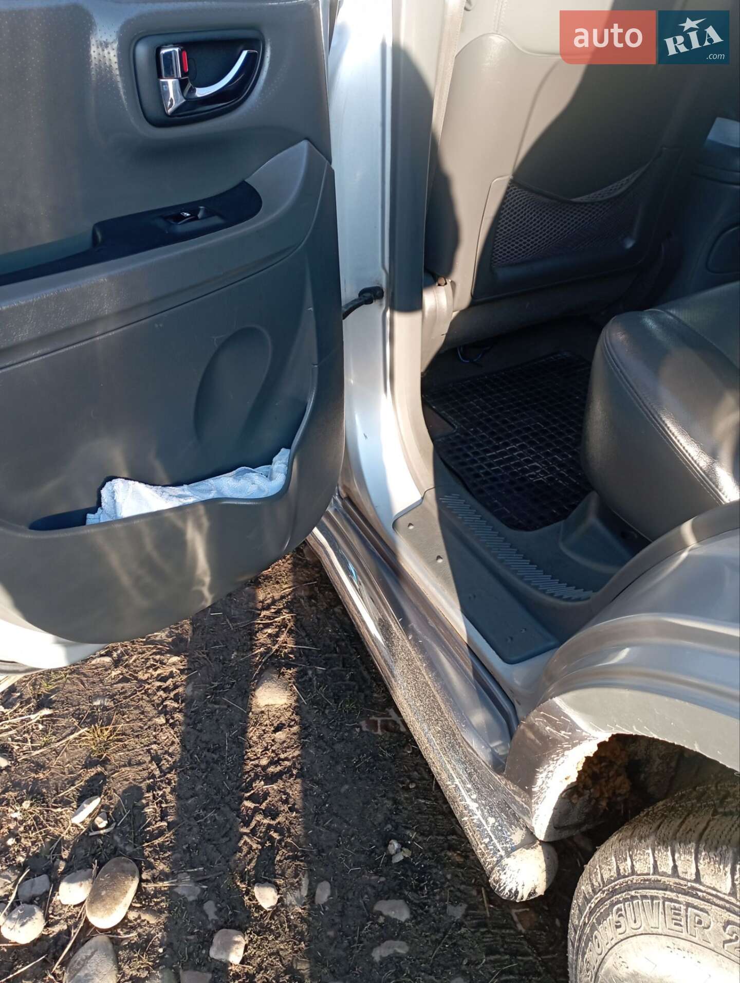 Hyundai Santa FE 2004 VIN KMHSC81BP4U761058 фото оголошення 4 з 6