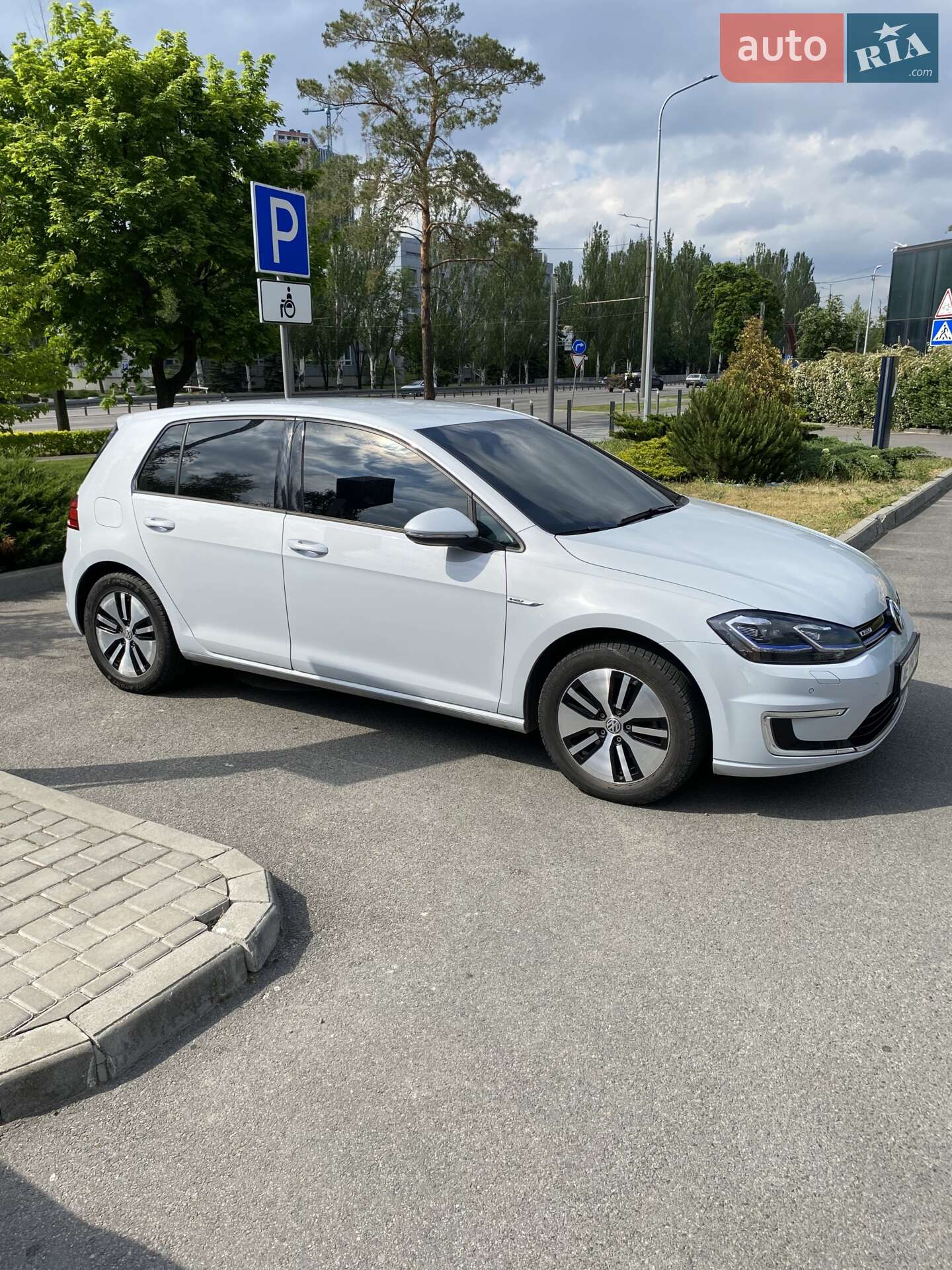Volkswagen e-Golf 2018 VIN WVWZZZAUZKW900564 фото оголошення 8 з 21