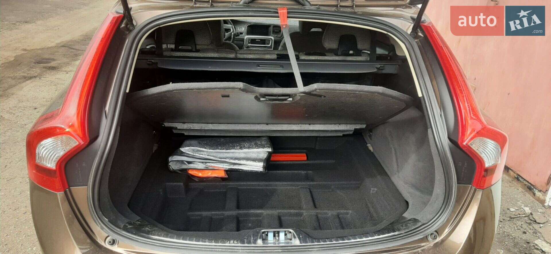 Volvo V60Cc 2017 VIN YV1FZARCDJ2050427 фото оголошення 41 з 52