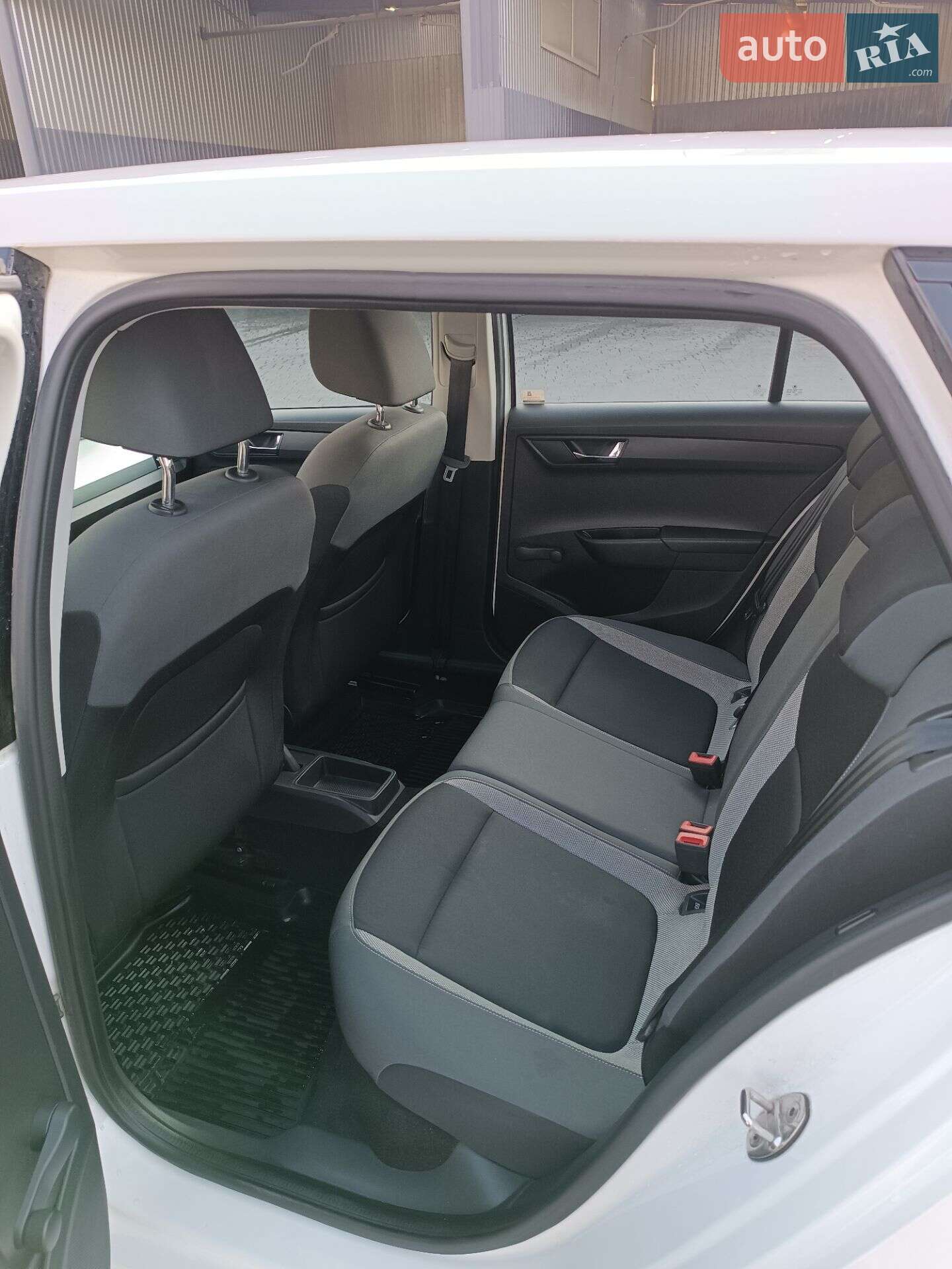 Skoda Fabia 2015 VIN TMBJJ6NJ1FZ064378 фото оголошення 2 з 10