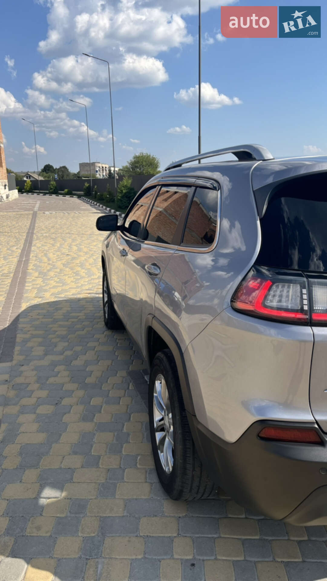 Jeep Cherokee 2019 VIN 1C4PJMLB0KD104290 фото оголошення 5 з 35