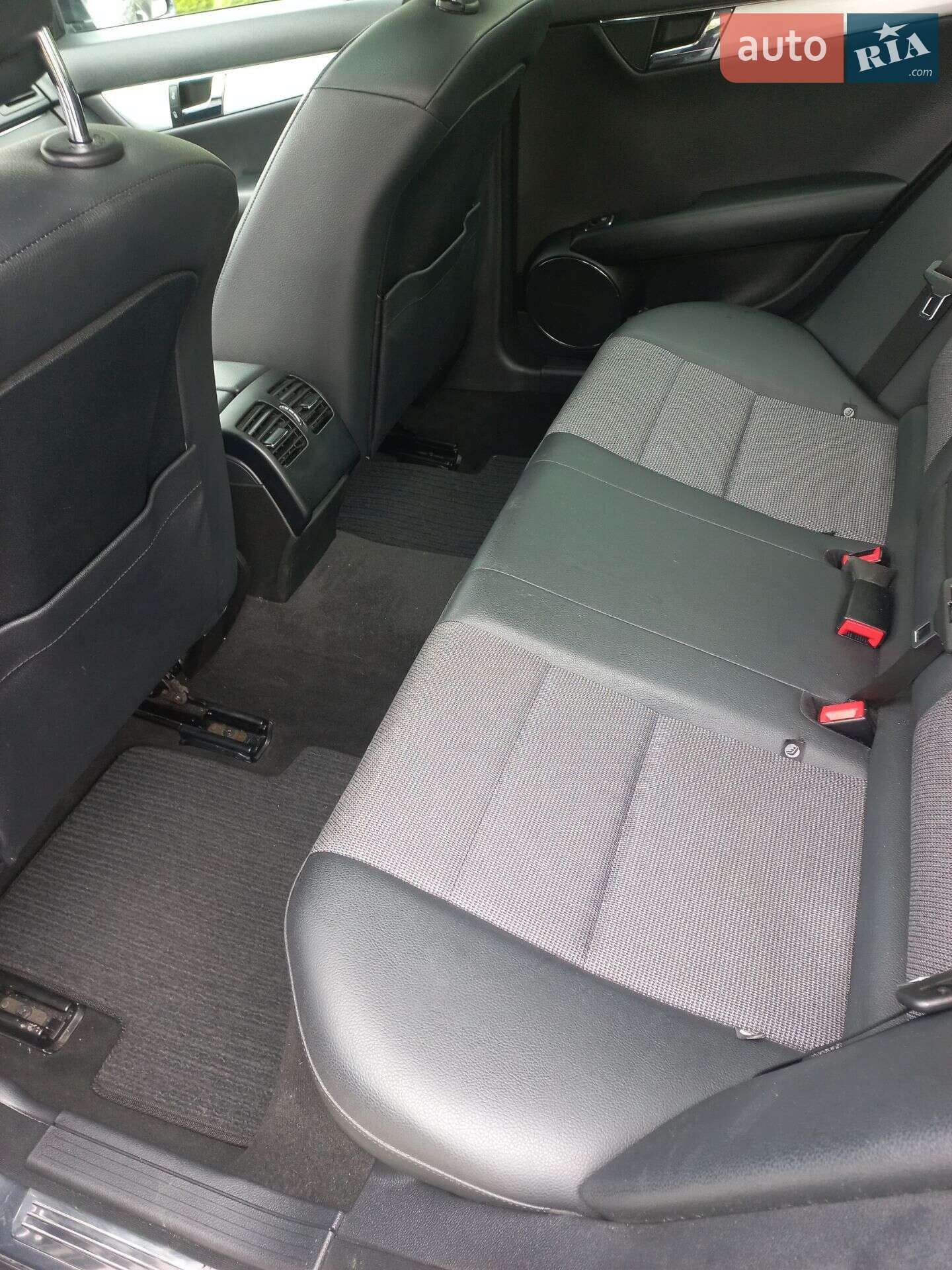 Mercedes-Benz C-Class 2010 VIN WDD2040021A424567 фото оголошення 17 з 39